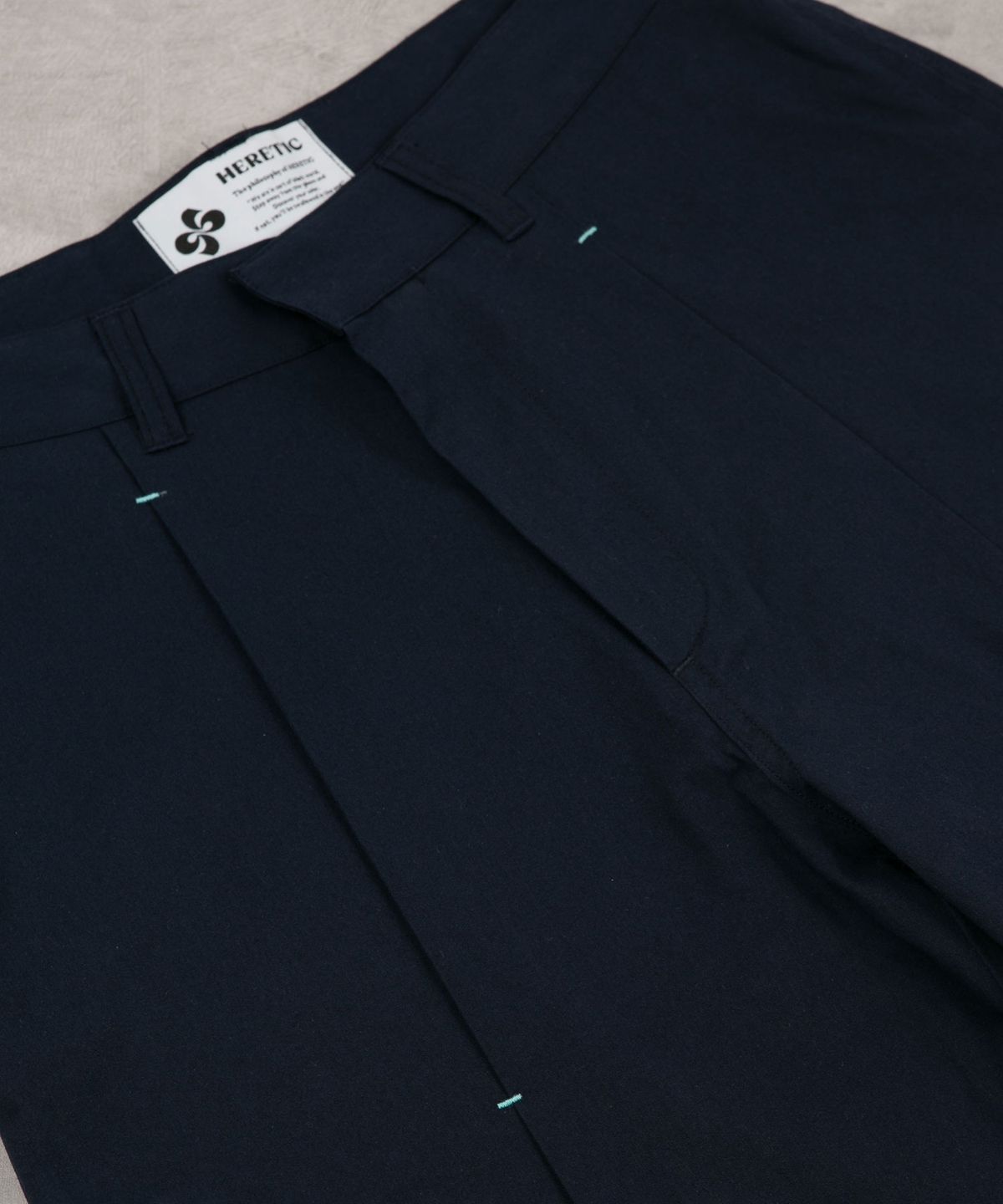 헤레틱(HERETIC) HERETIC PINTUCK COTTON PANTS / navy
