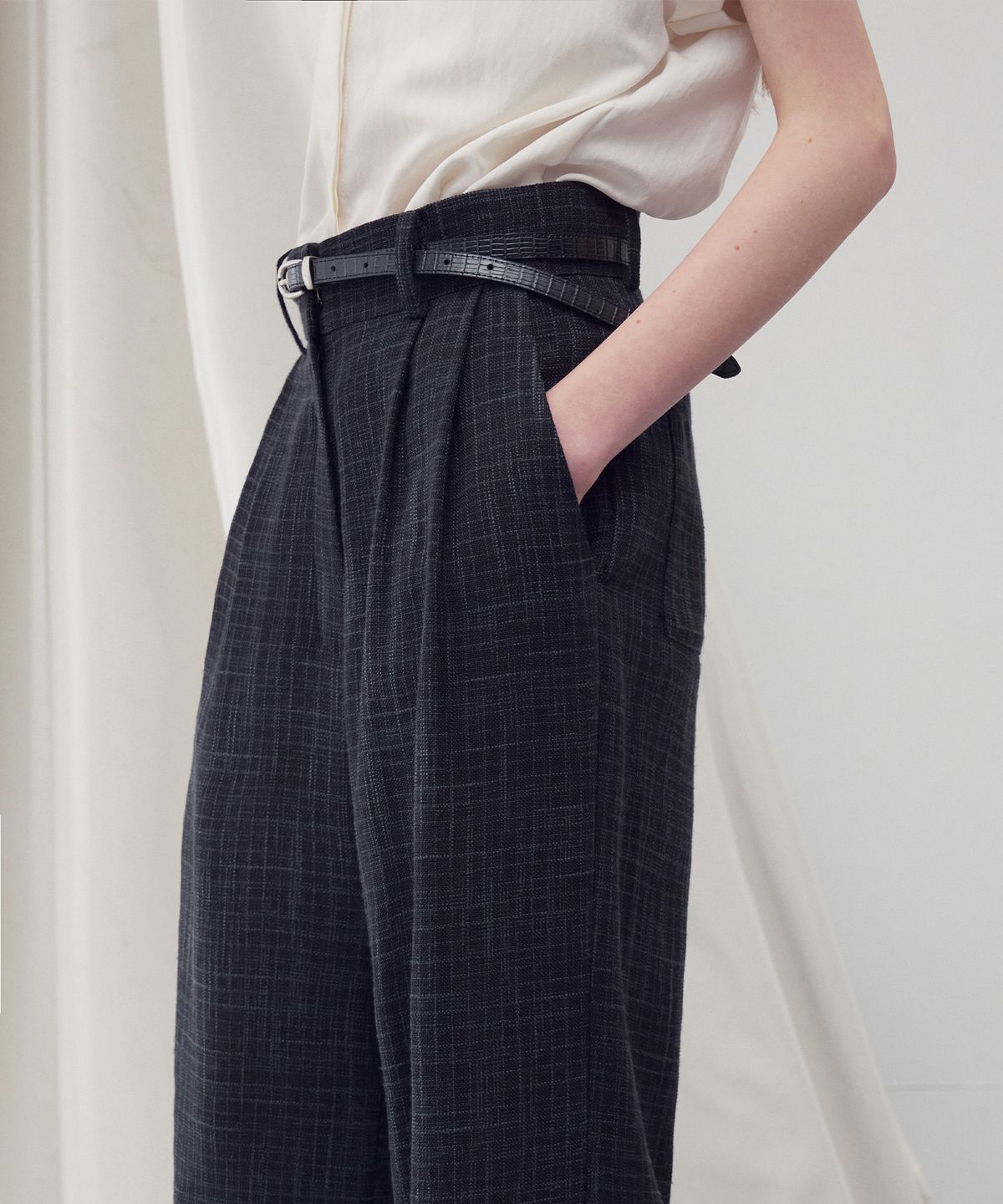 리이(RE RHEE) CRACKED-EFFECT LEATHER BELT BLACK