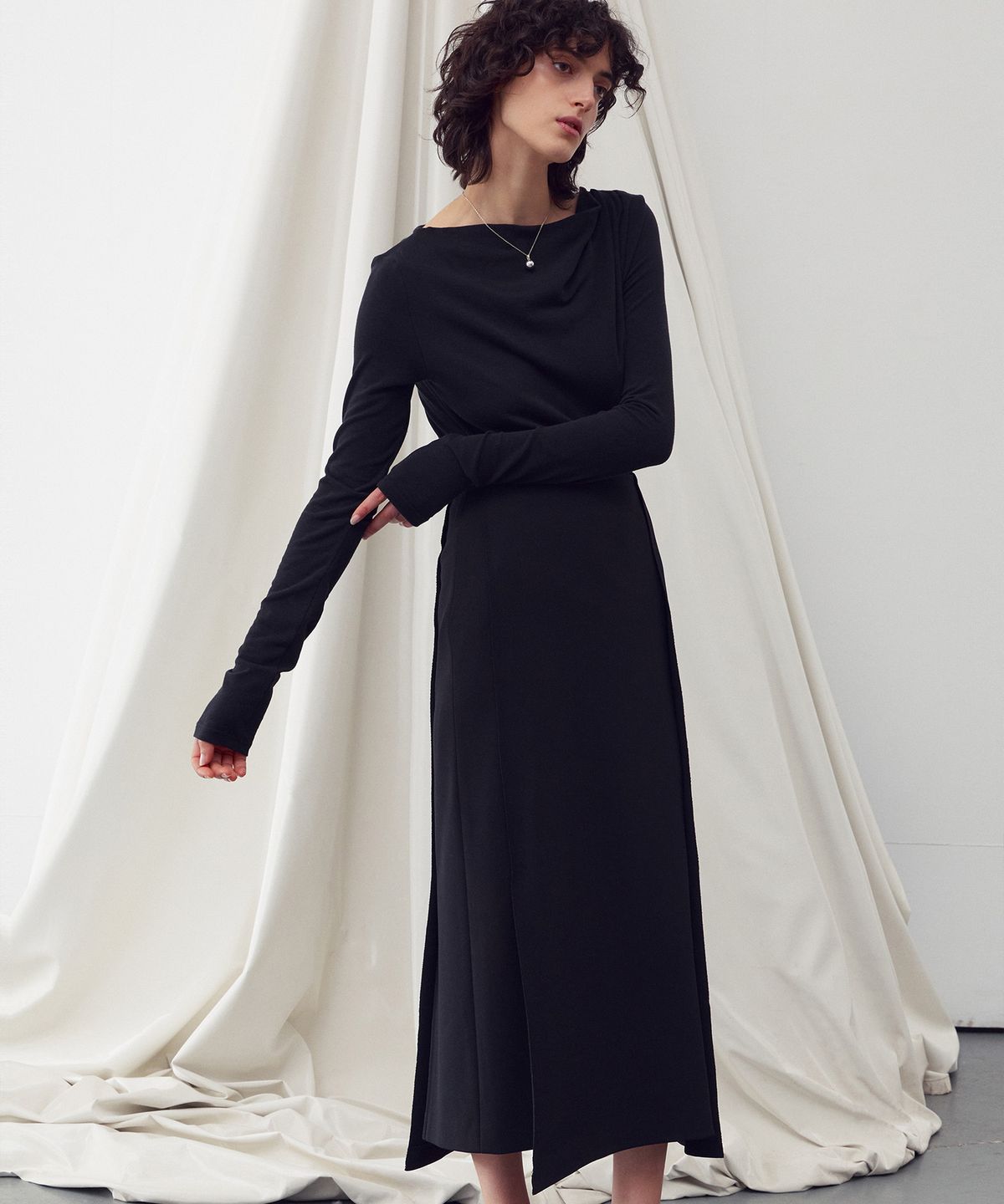 리이(RE RHEE) SIDE SLIT MIDI SKIRT