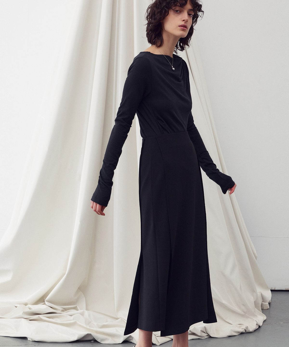 리이(RE RHEE) SIDE SLIT MIDI SKIRT