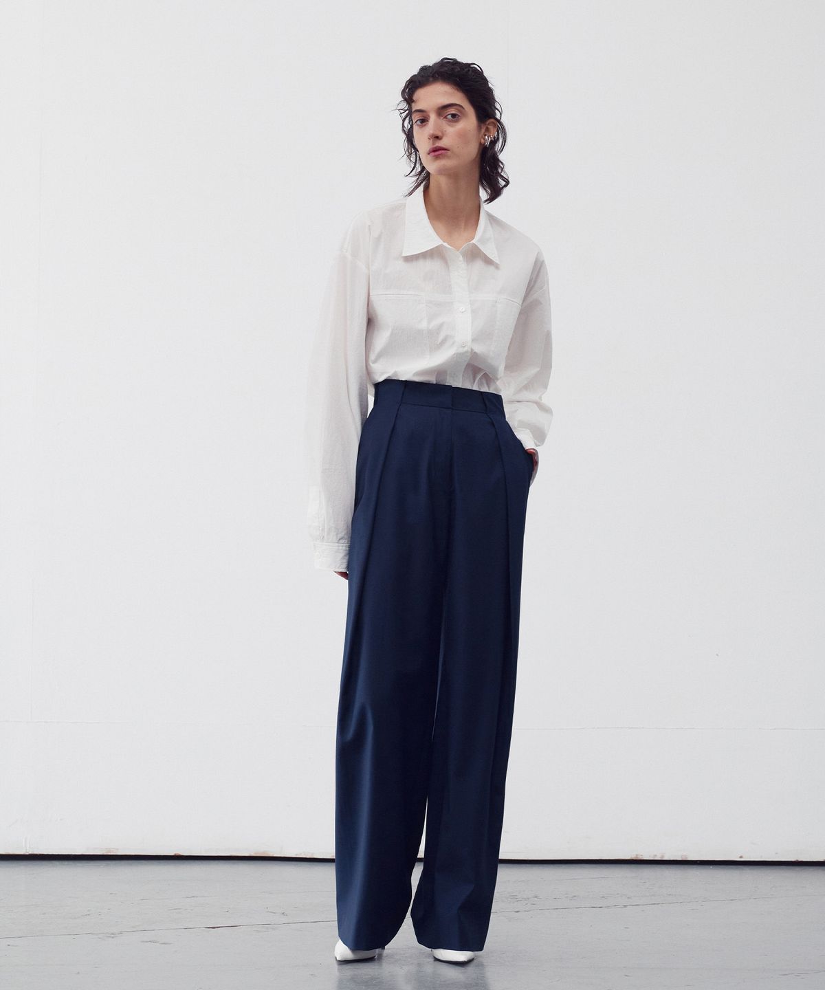 리이(RE RHEE) BELT WAIST DETAIL WIDE LEG TROUSERS NAVY