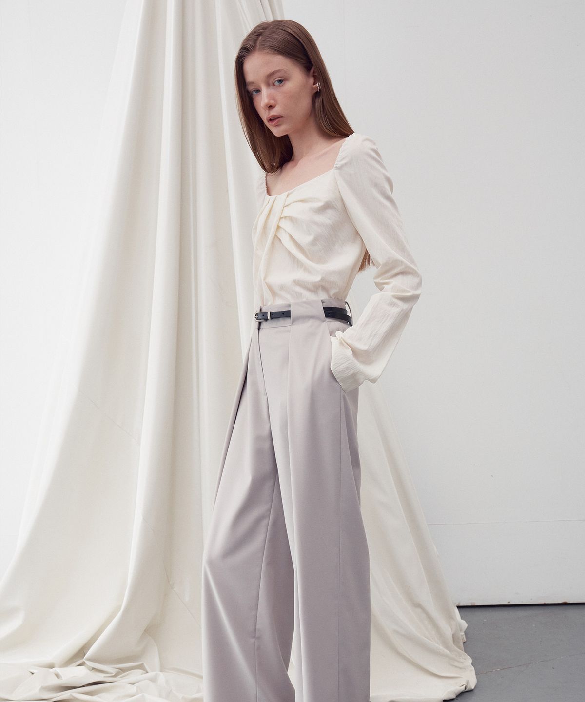 리이(RE RHEE) SQUARE-NECK DRAPED BLOUSE
