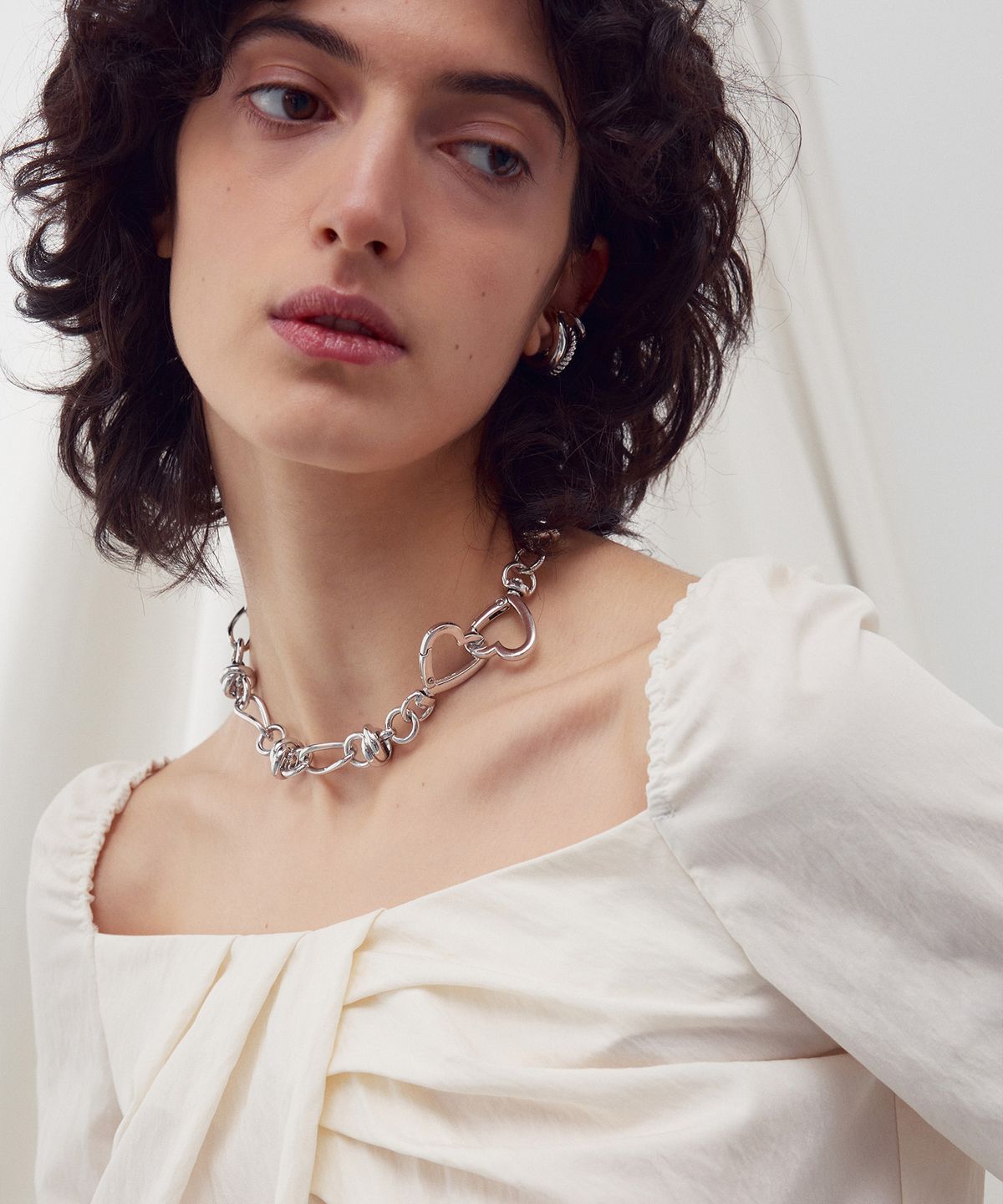 리이(RE RHEE) SQUARE-NECK DRAPED BLOUSE