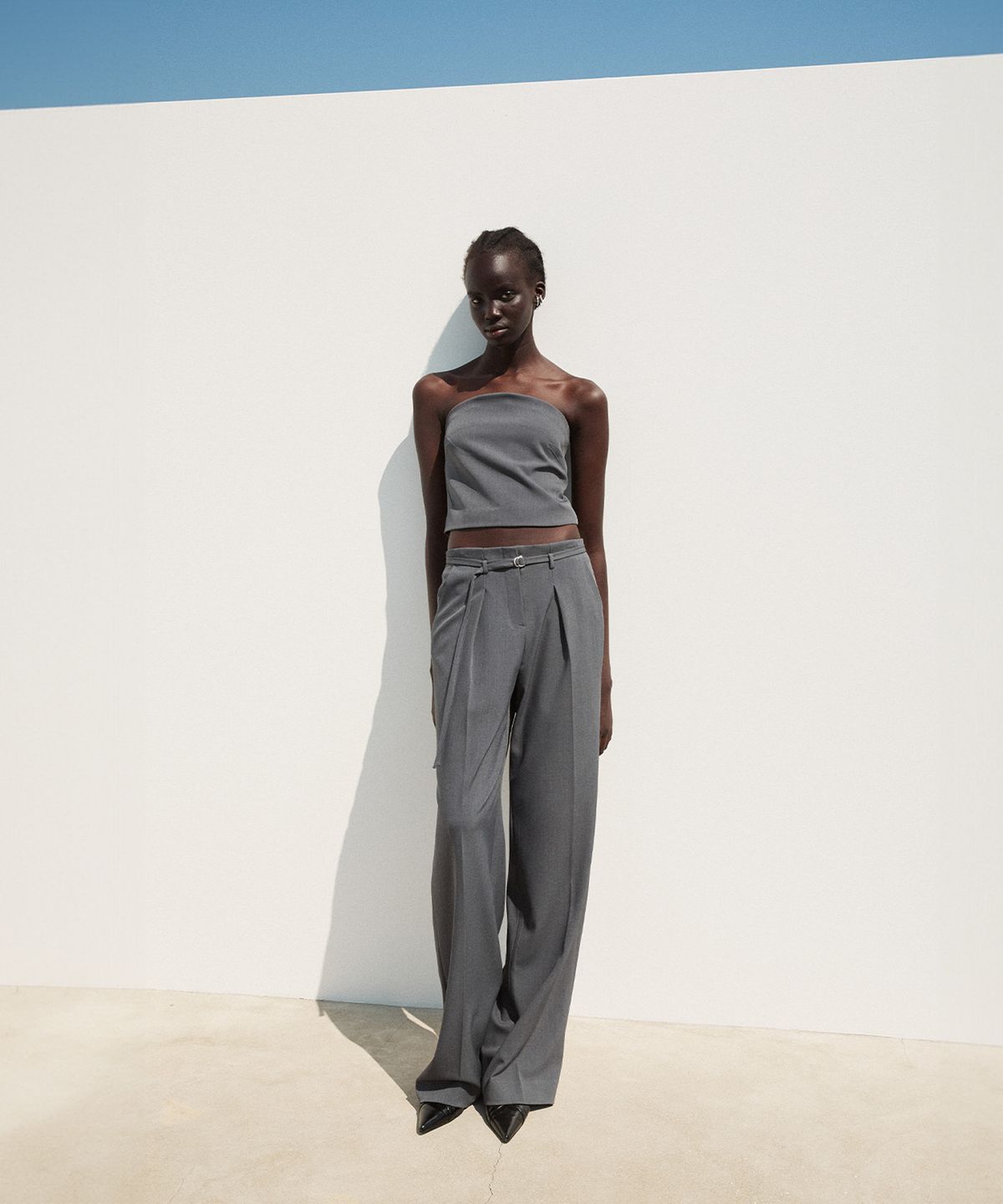 리이(RE RHEE) STRAIGHT LEG BELTED TROUSER CHARCOAL