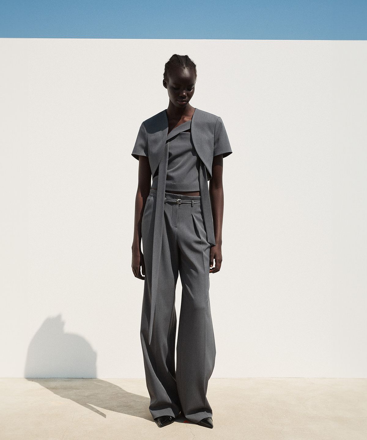 리이(RE RHEE) STRAIGHT LEG BELTED TROUSER CHARCOAL