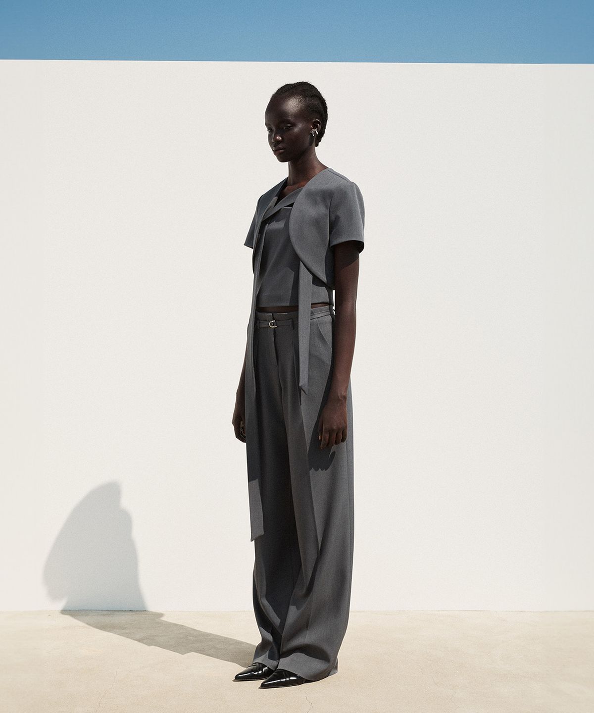 리이(RE RHEE) STRAIGHT LEG BELTED TROUSER CHARCOAL