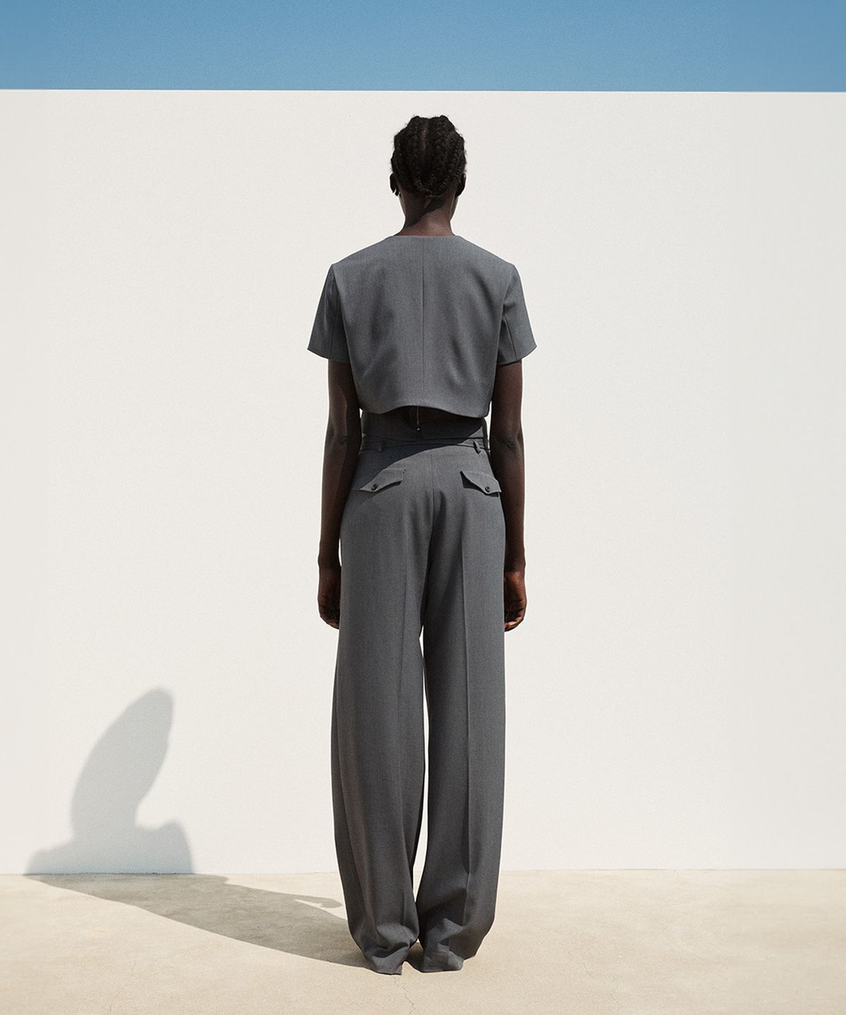 리이(RE RHEE) STRAIGHT LEG BELTED TROUSER CHARCOAL