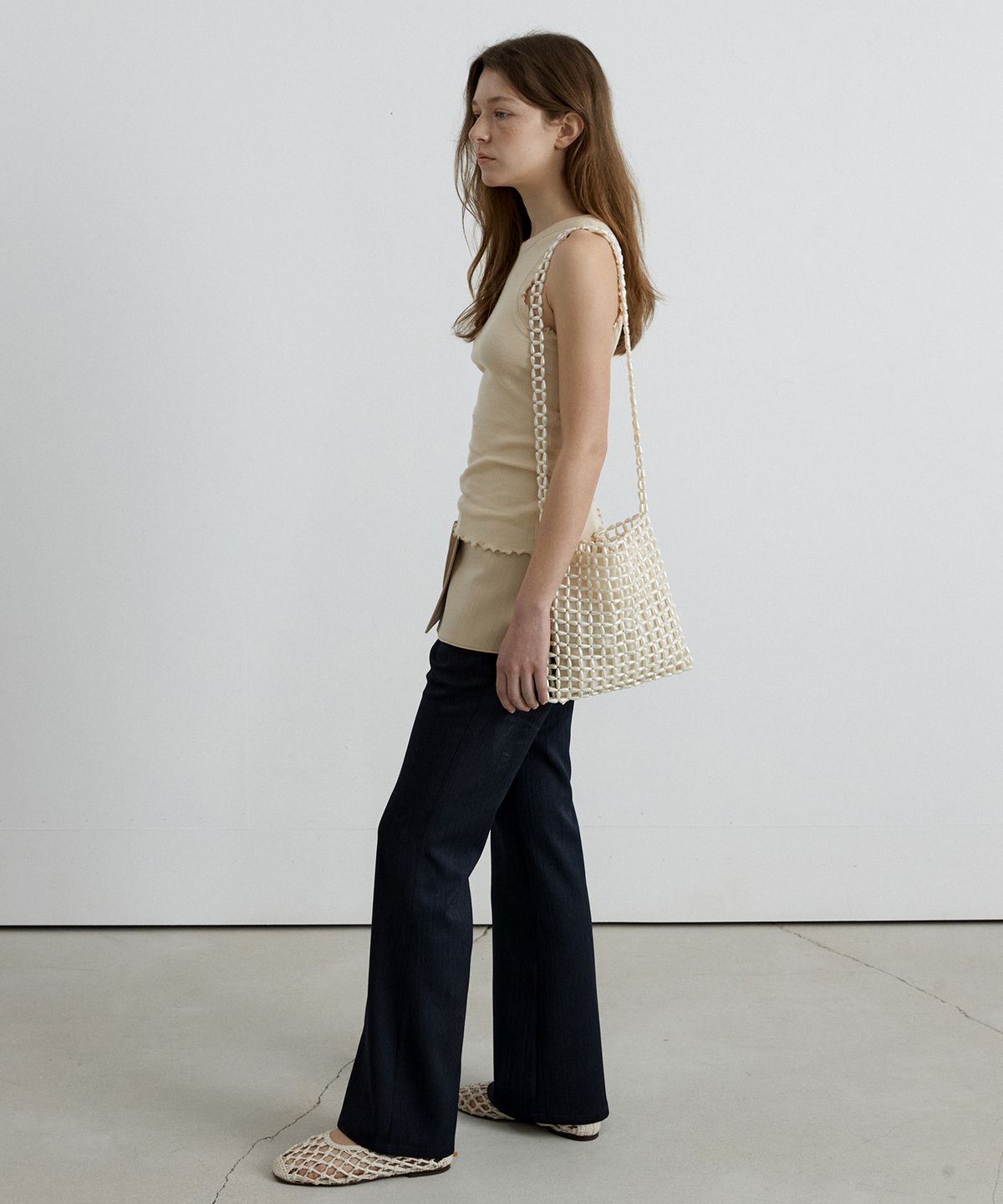 오버듀플레어(OVERDUEFLAIR) WAVE RIBBED SLEEVELESS_LIGHT BEIGE