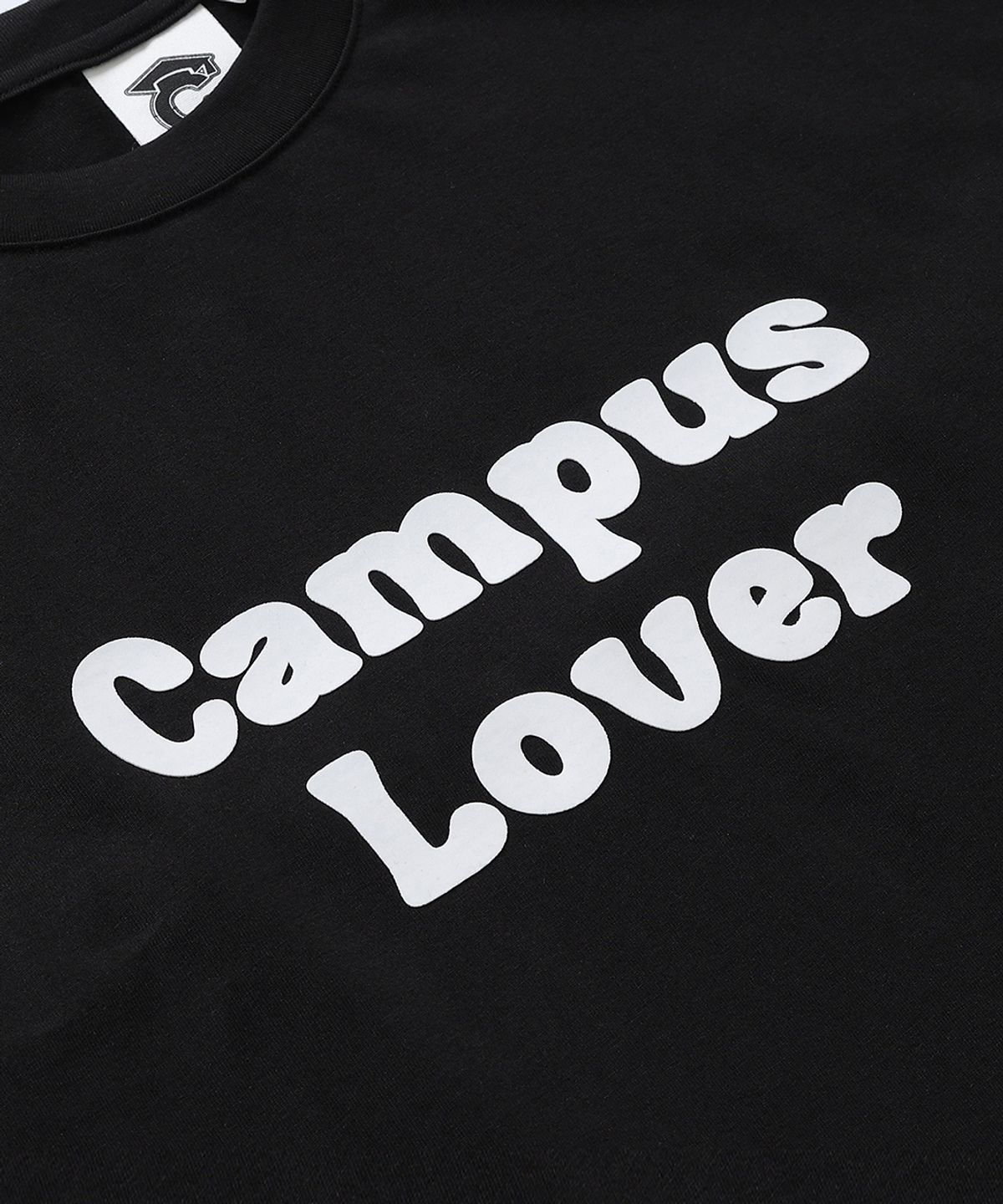 컨셉트컬리지(CONCEPTCOLLEGE) 엠보싱 캠퍼스 러버 블랙 반팔 티셔츠 [남녀공용]
