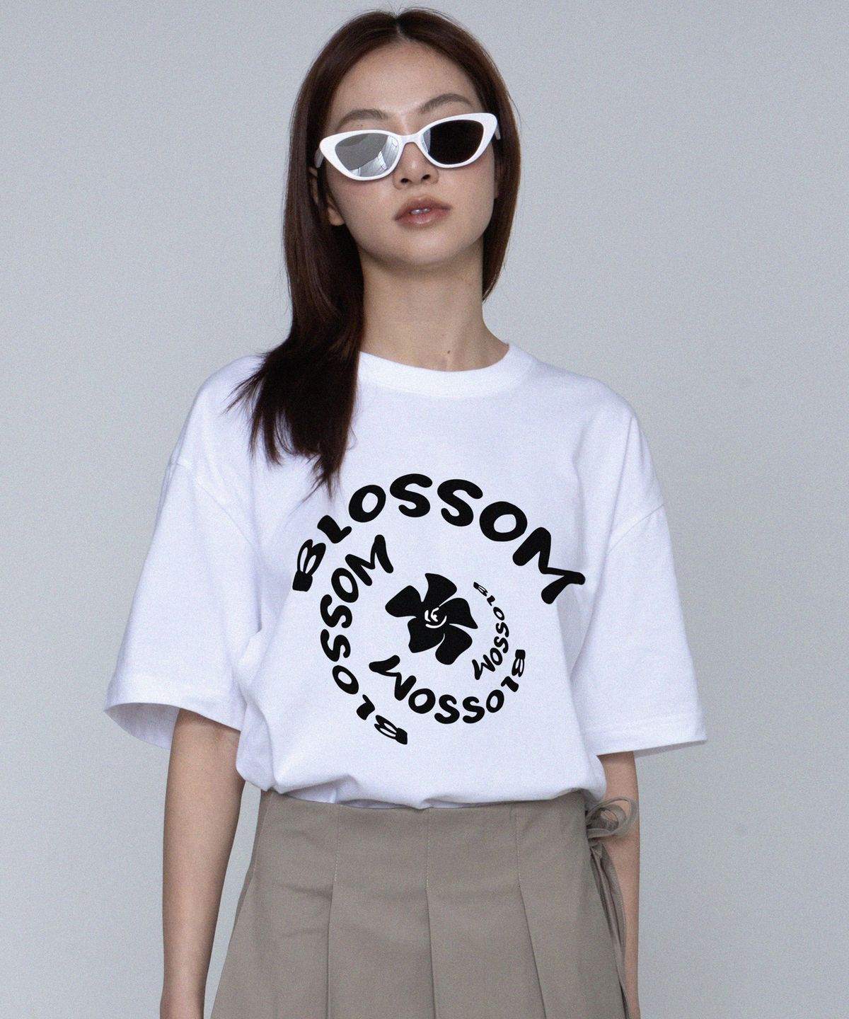 그레이버(GRAVER) [UNISEX]BLOSSOM 플라워 토네이도 반팔티_화이트