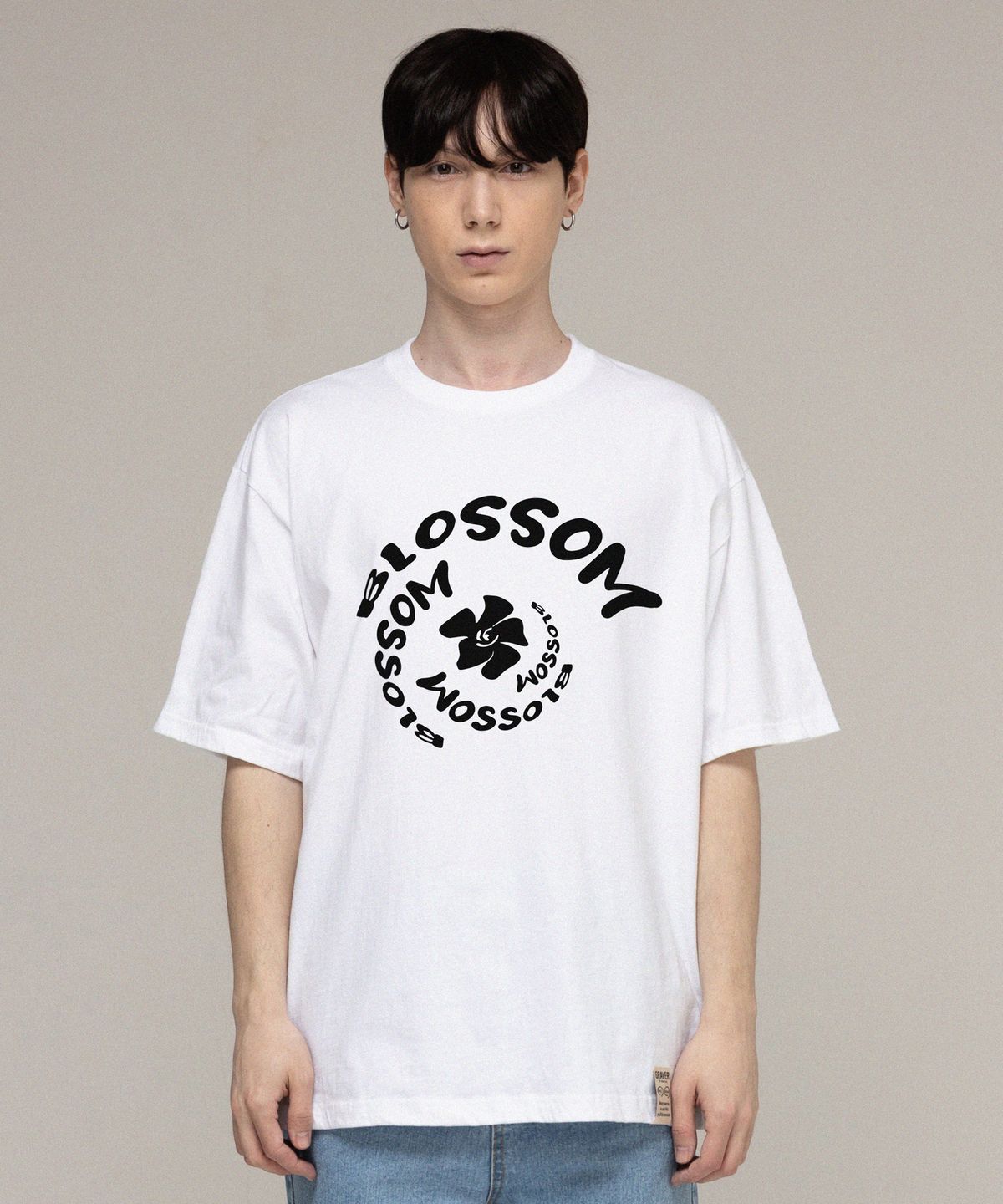 그레이버(GRAVER) [UNISEX]BLOSSOM 플라워 토네이도 반팔티_화이트