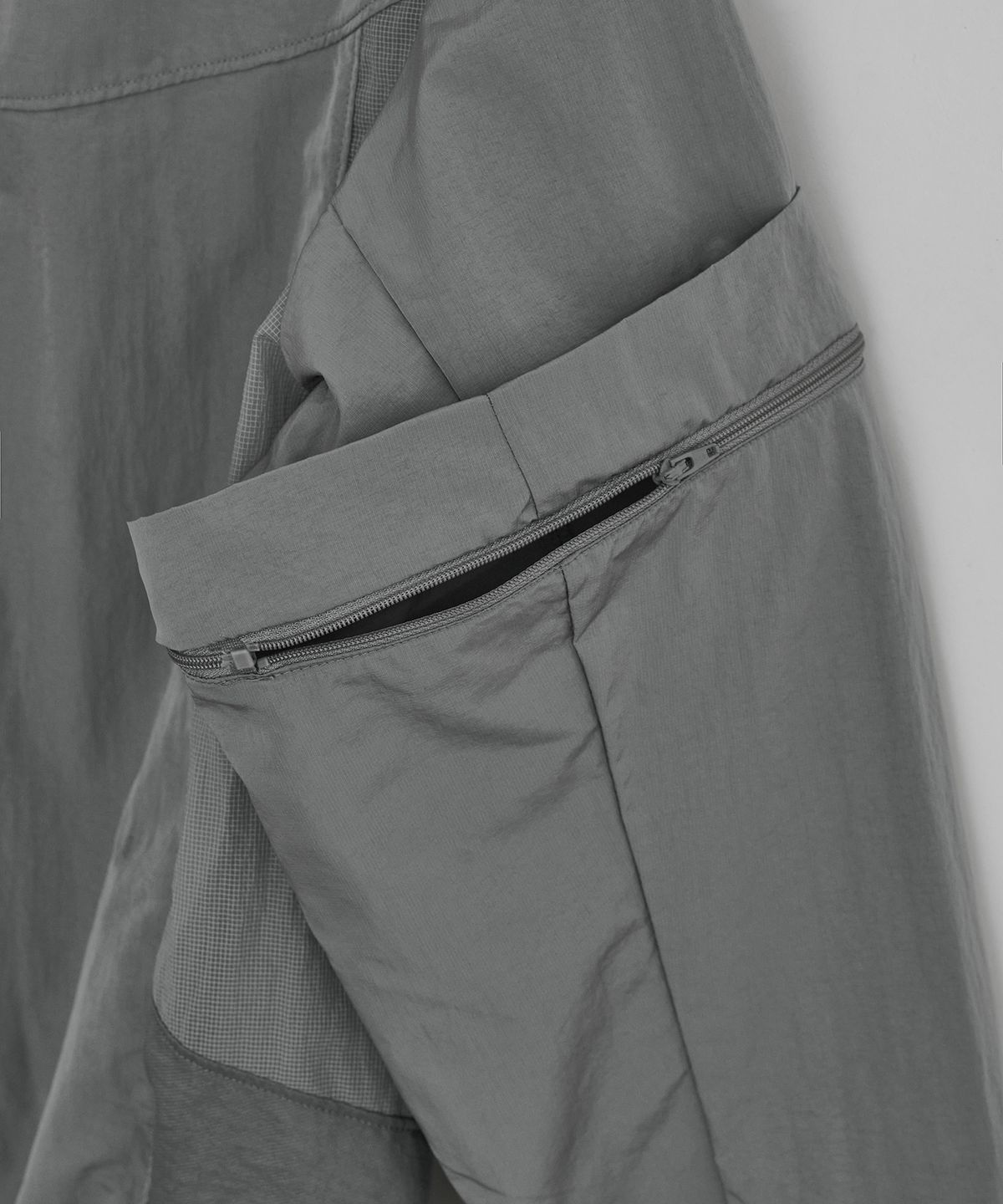 이이(EE) DETACHABLE WINDBREAKER GREY