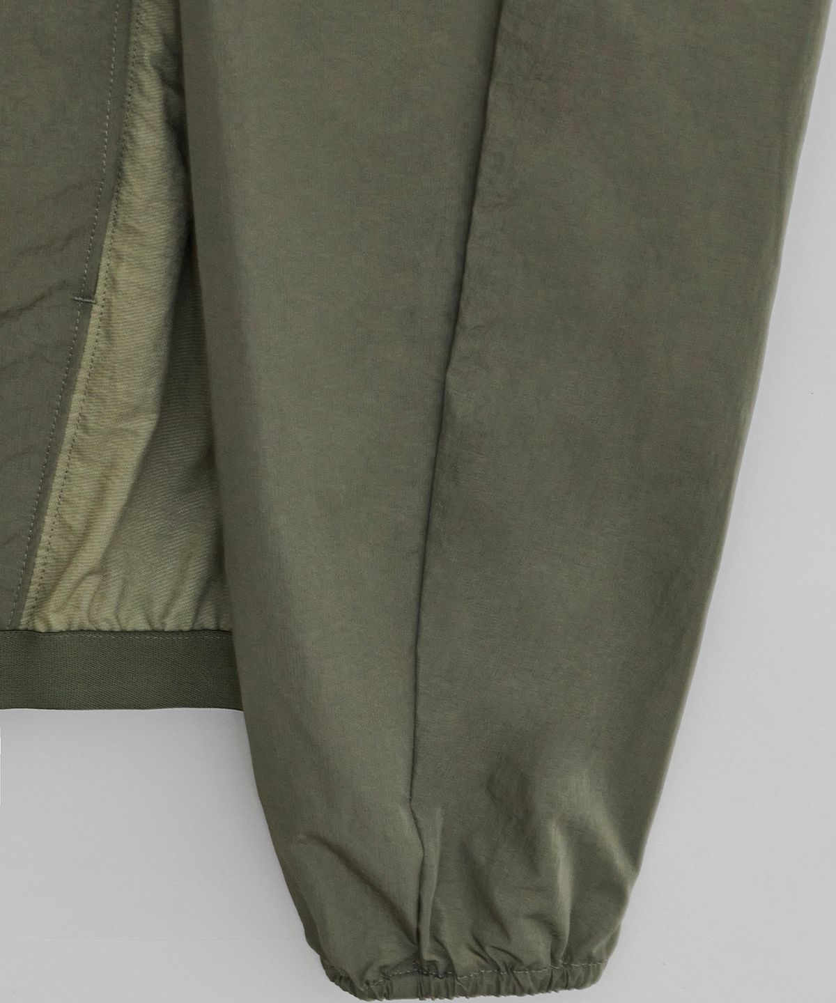 이이(EE) DETACHABLE WINDBREAKER OLIVE