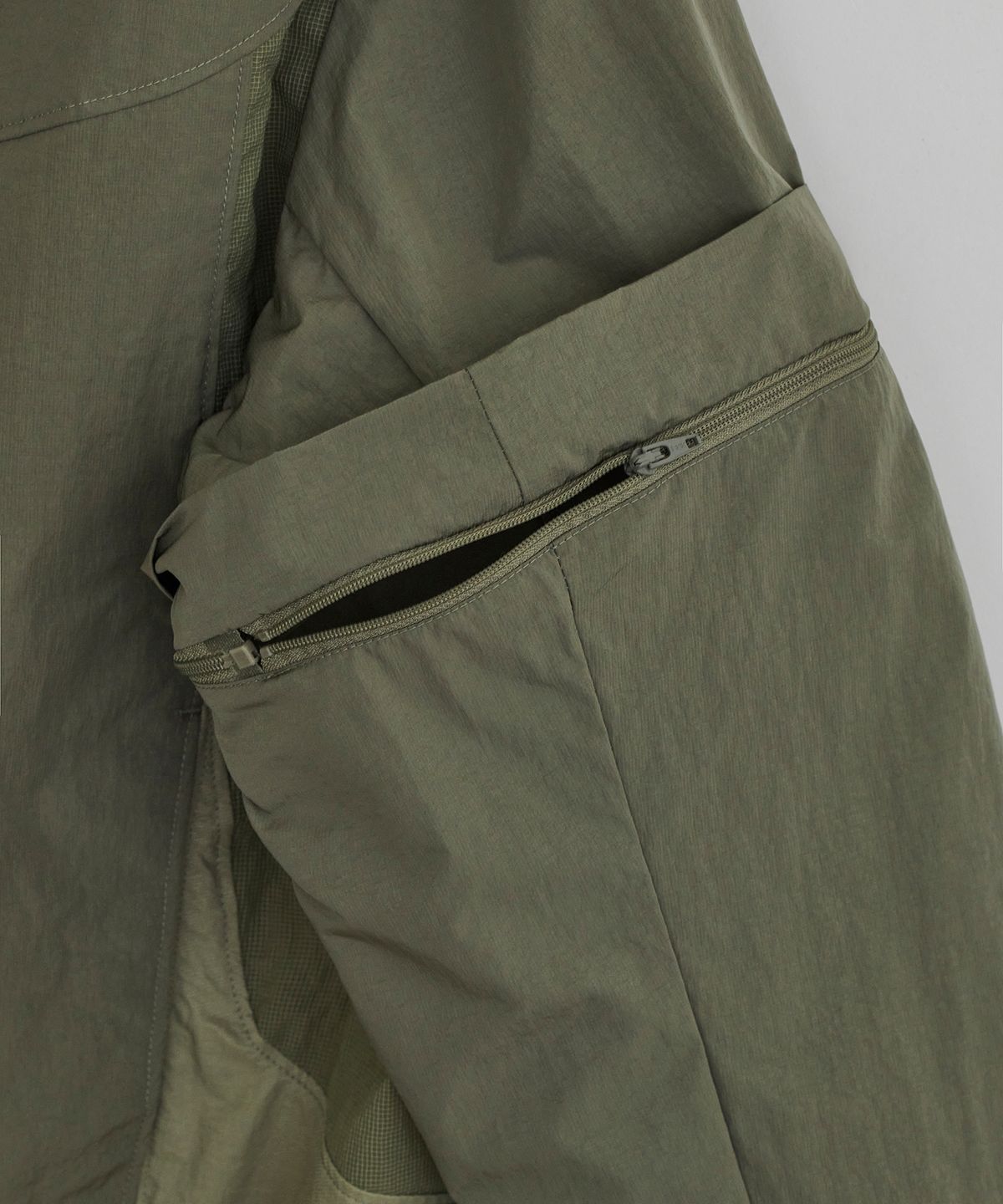 이이(EE) DETACHABLE WINDBREAKER OLIVE