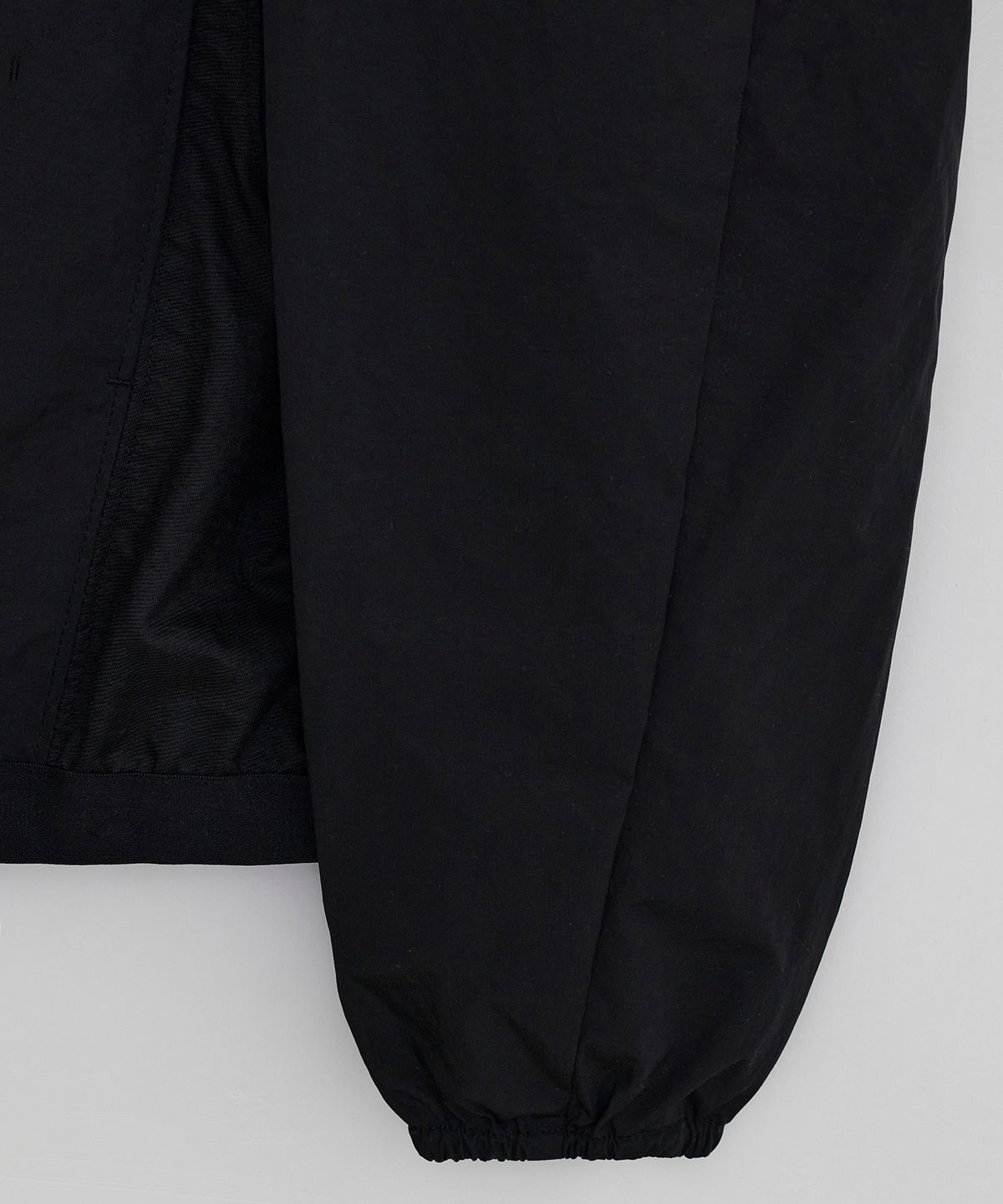 이이(EE) DETACHABLE WINDBREAKER BLACK
