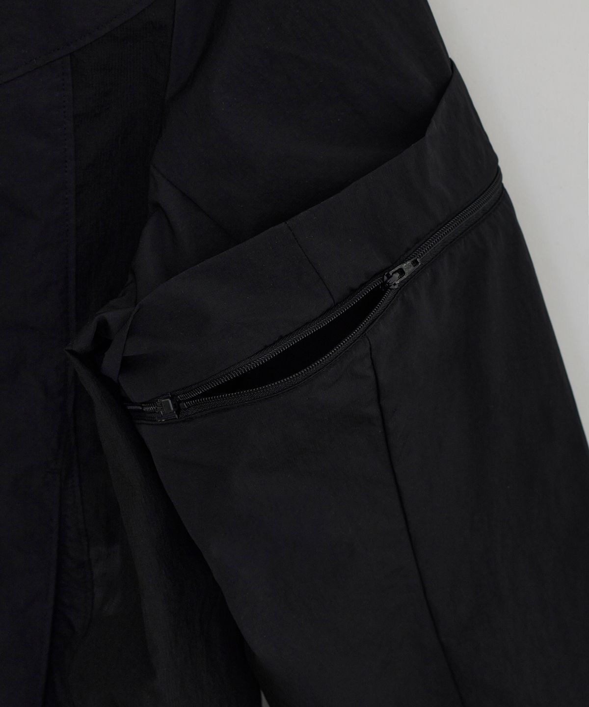 이이(EE) DETACHABLE WINDBREAKER BLACK