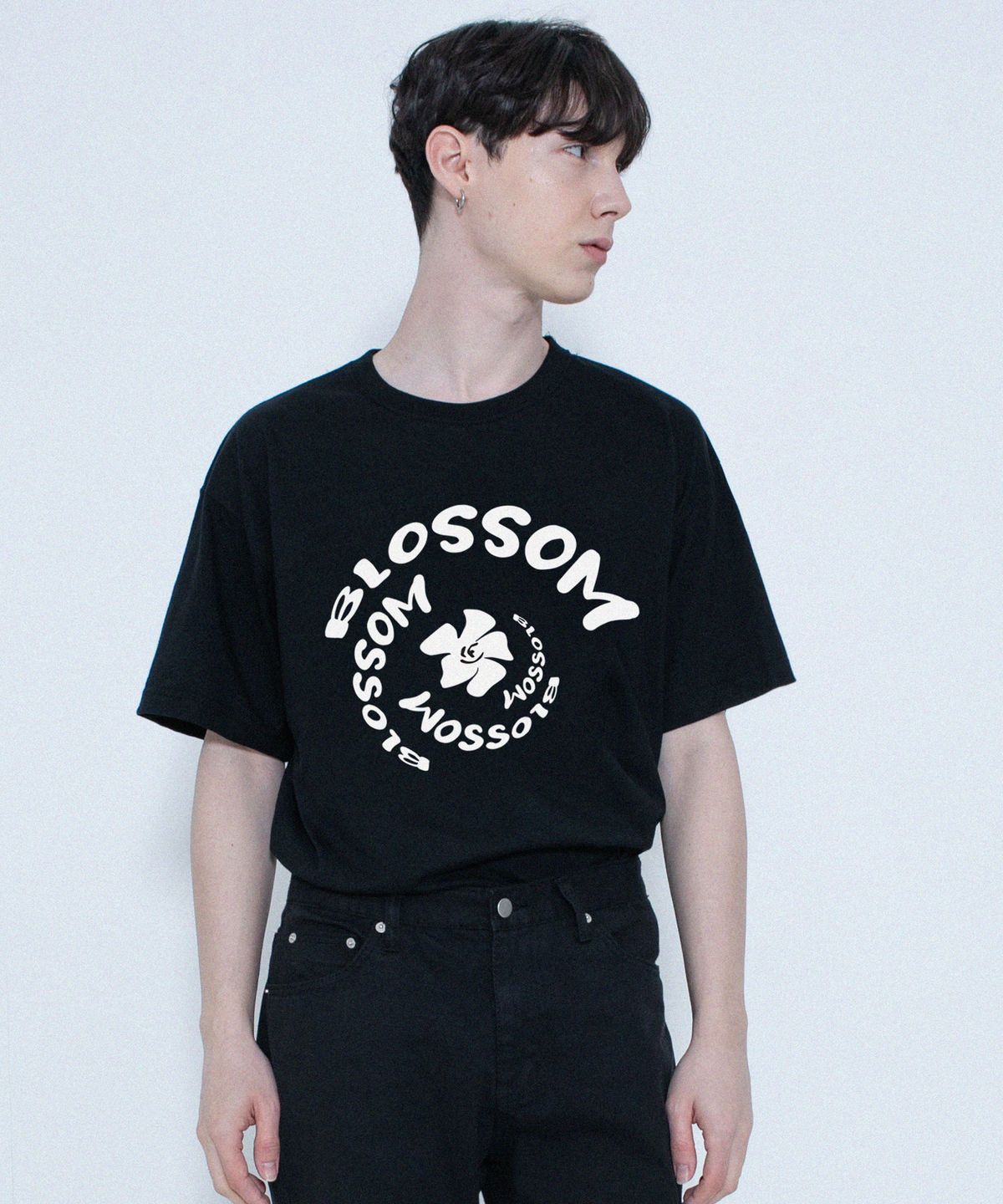 그레이버(GRAVER) [UNISEX]BLOSSOM 플라워 토네이도 반팔티_블랙