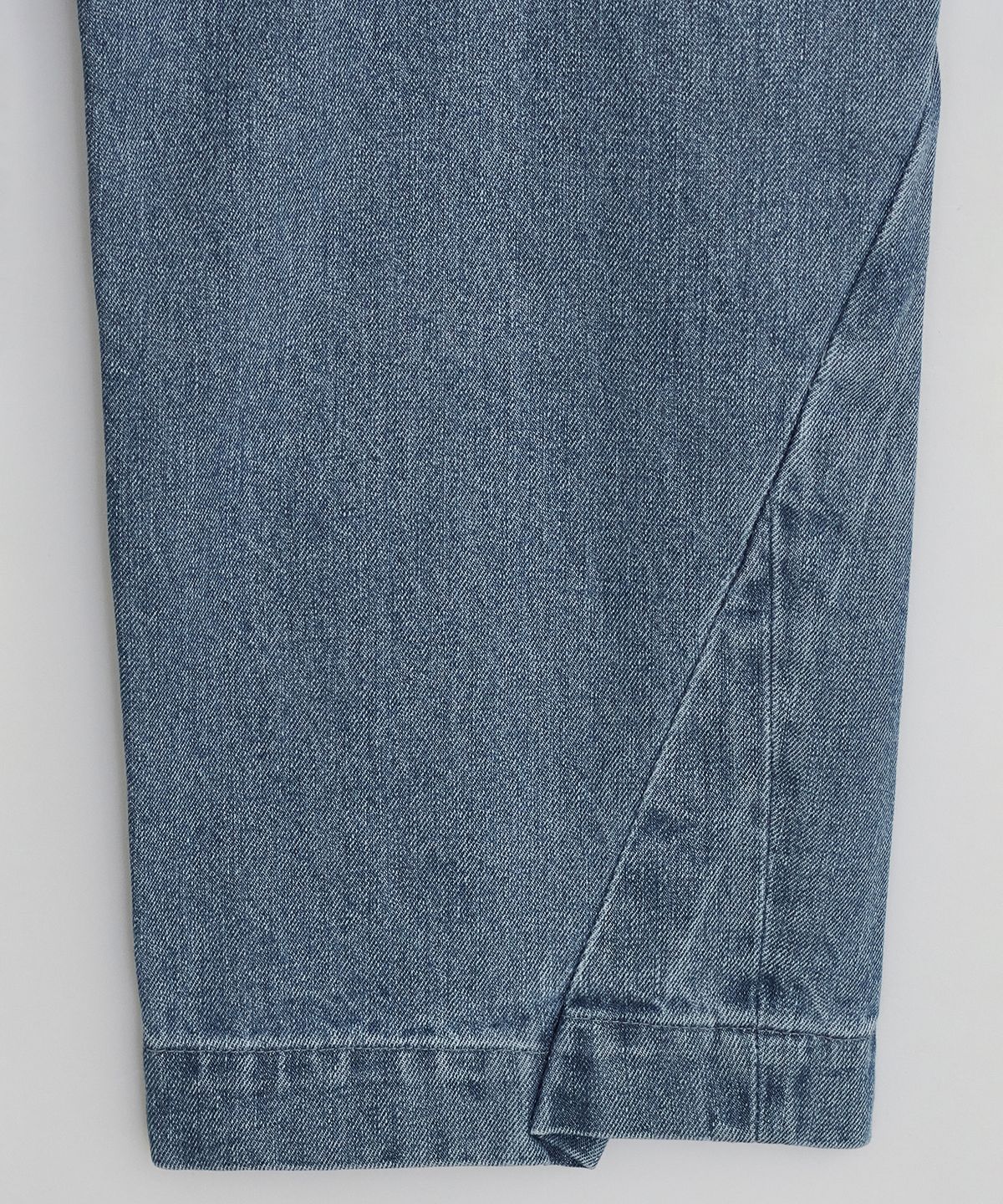 이이(EE) CURVED DENIM PANTS BLUE