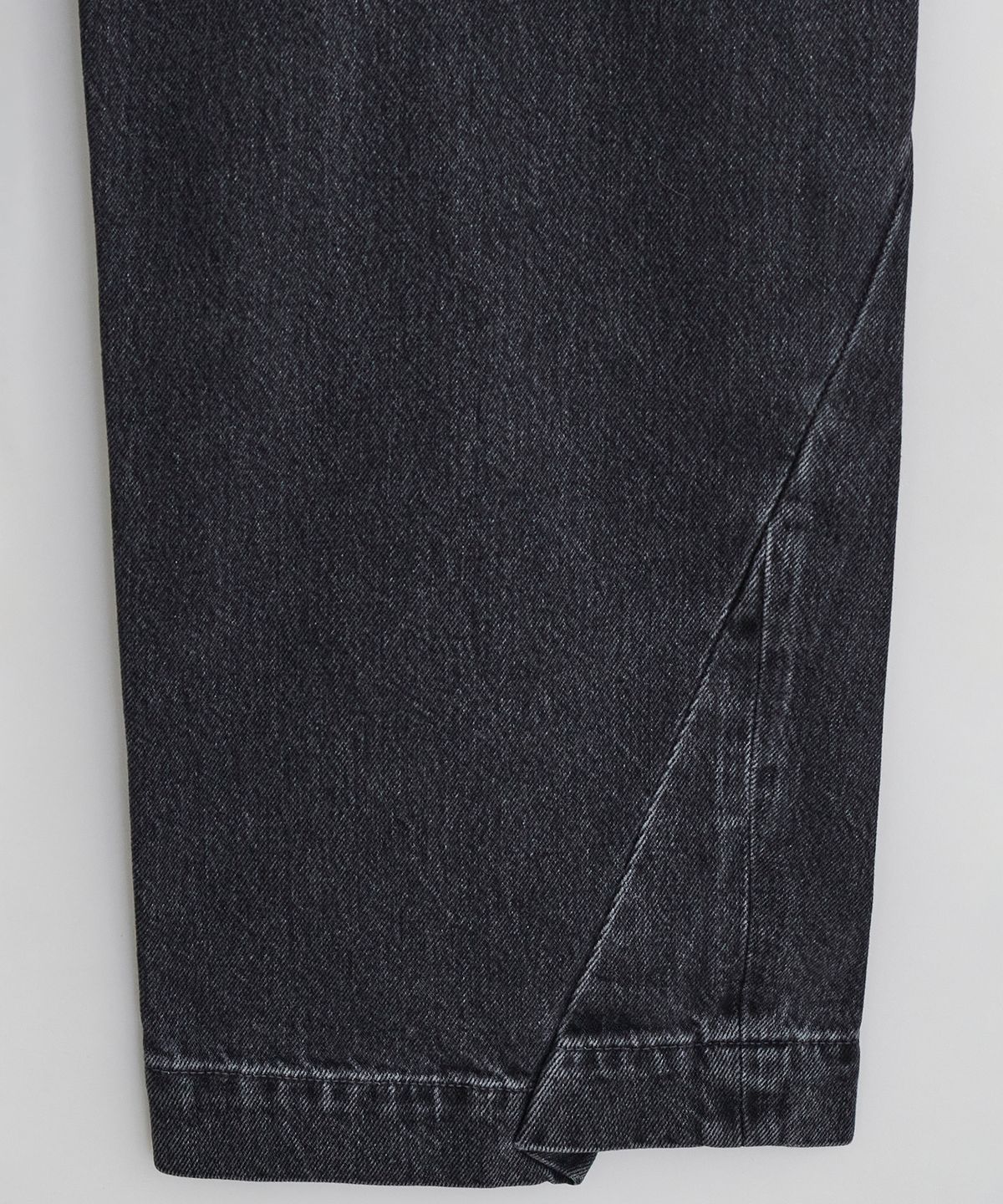 이이(EE) CURVED DENIM PANTS BLACK