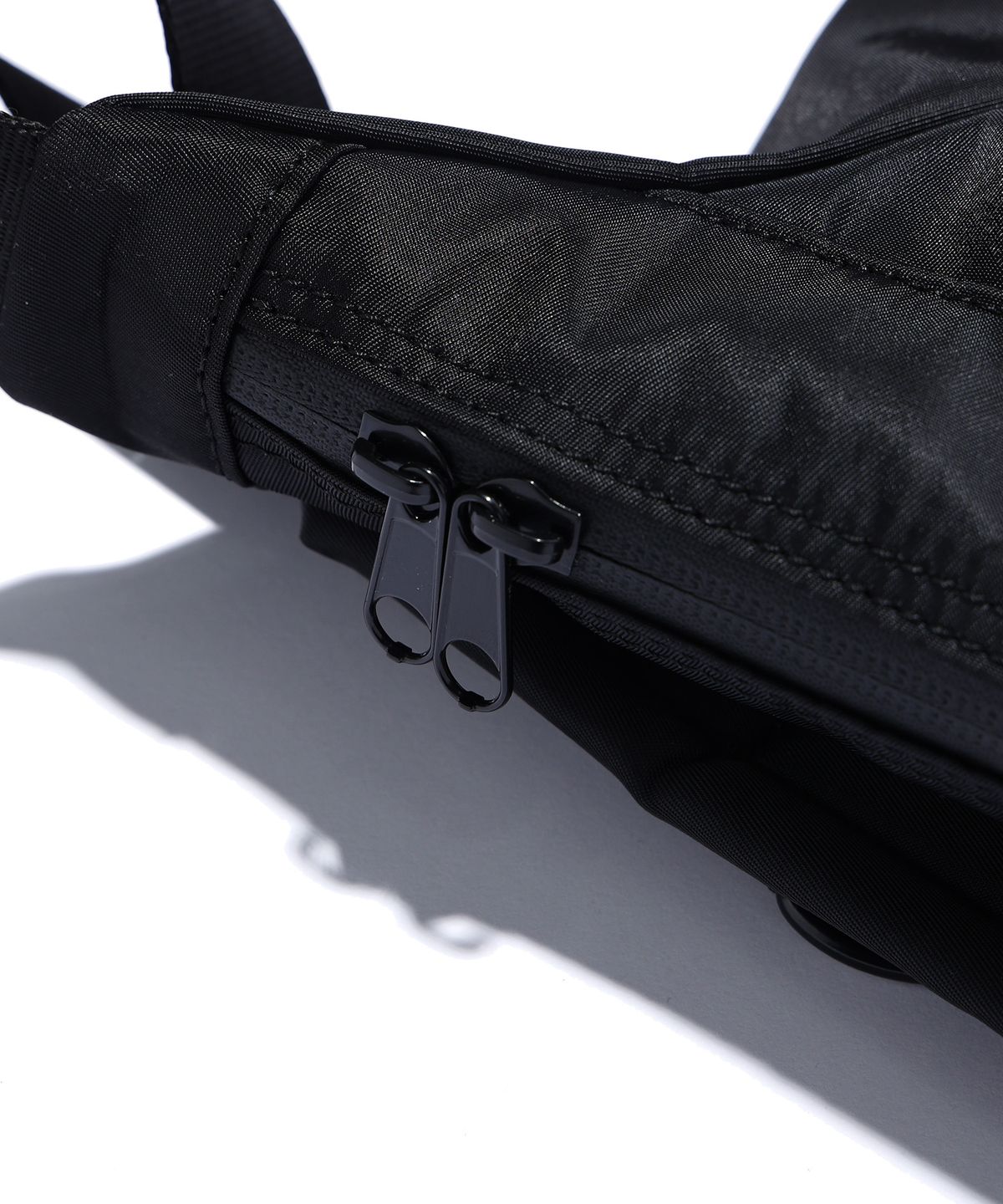 벙커버스터(BUNKERBUSTER) 와펜 로고 메신저백 BLACK (MP5BU579-076)