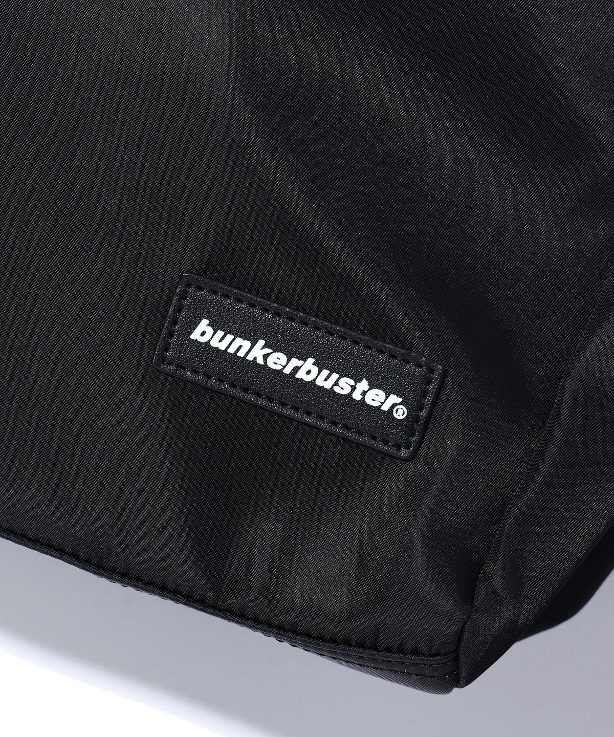 벙커버스터(BUNKERBUSTER) 와펜 로고 메신저백 BLACK (MP5BU579-076)