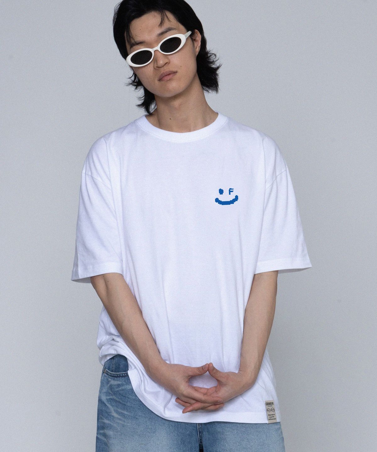 그레이버(GRAVER) [UNISEX]픽셀 스몰 드로잉스마일 반팔티_화이트/블루 로고
