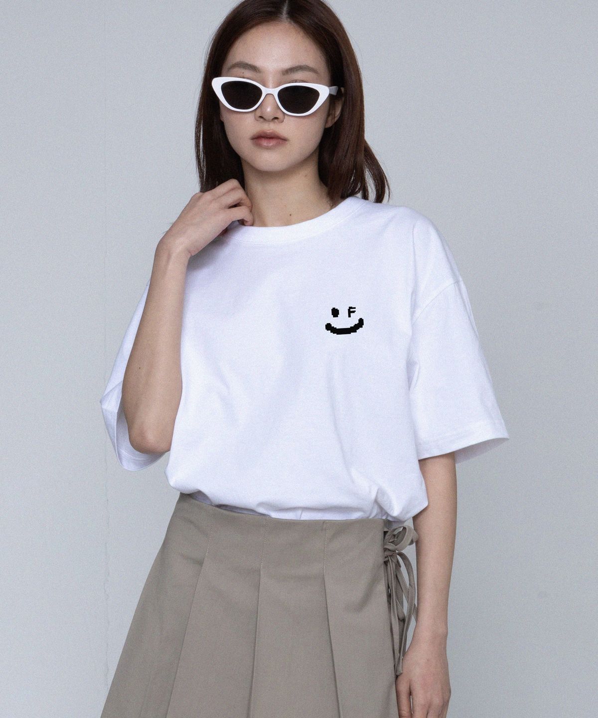 그레이버(GRAVER) [UNISEX]픽셀 스몰 드로잉스마일 반팔티_화이트/블랙 로고