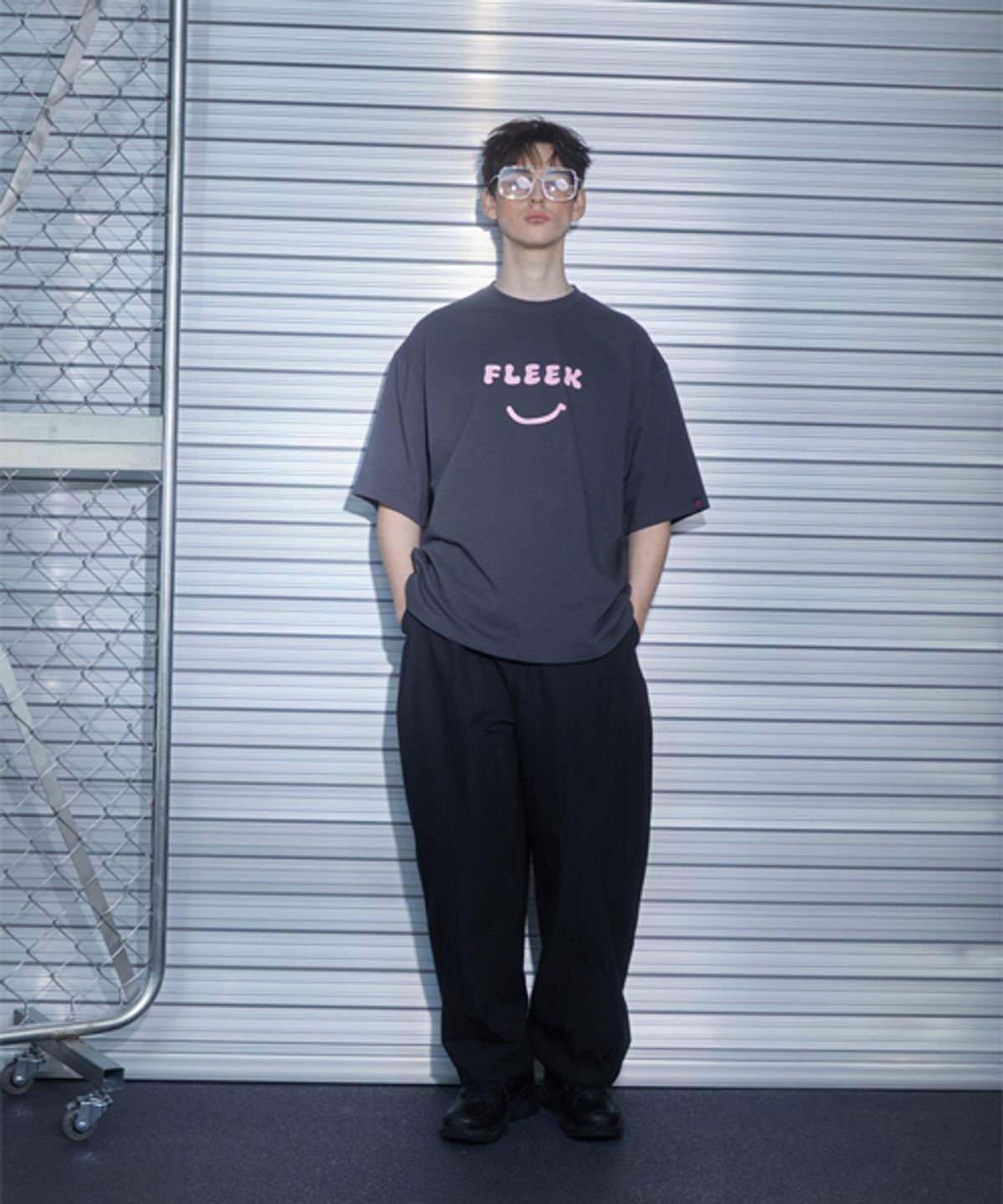 왕관(WANGGWAN) Fleek 오버핏 반팔티셔츠 (차콜)