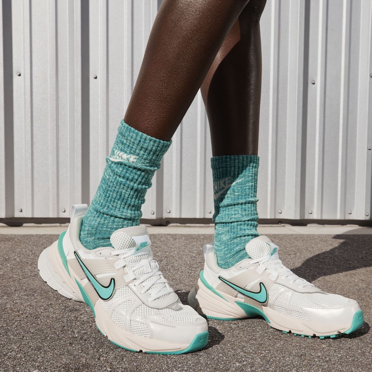 나이키(NIKE) V2K 런 W - 화이트:코코넛 밀크:서밋 화이트:더스티 캑터스 / FD0736-105