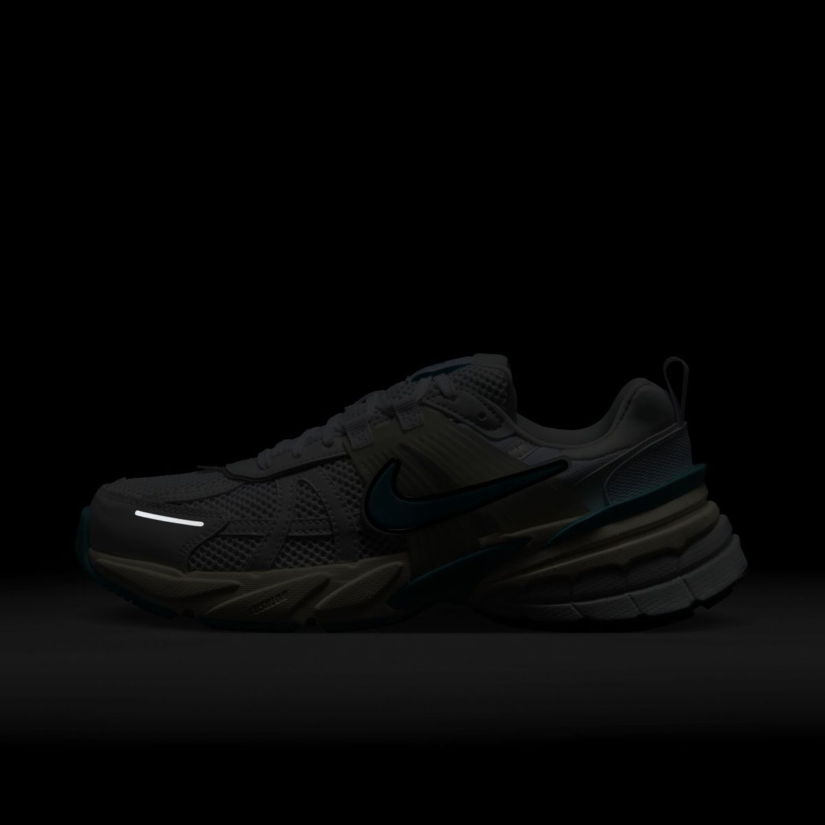 나이키(NIKE) V2K 런 W - 화이트:코코넛 밀크:서밋 화이트:더스티 캑터스 / FD0736-105
