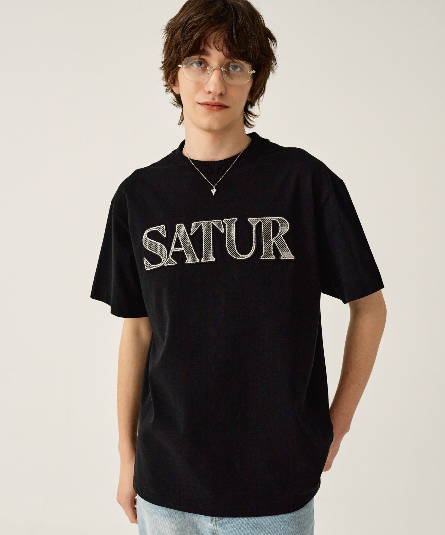 MUSINSA公式 | SATUR Logo Cross Stitch Short-Sleeved T-Shirt