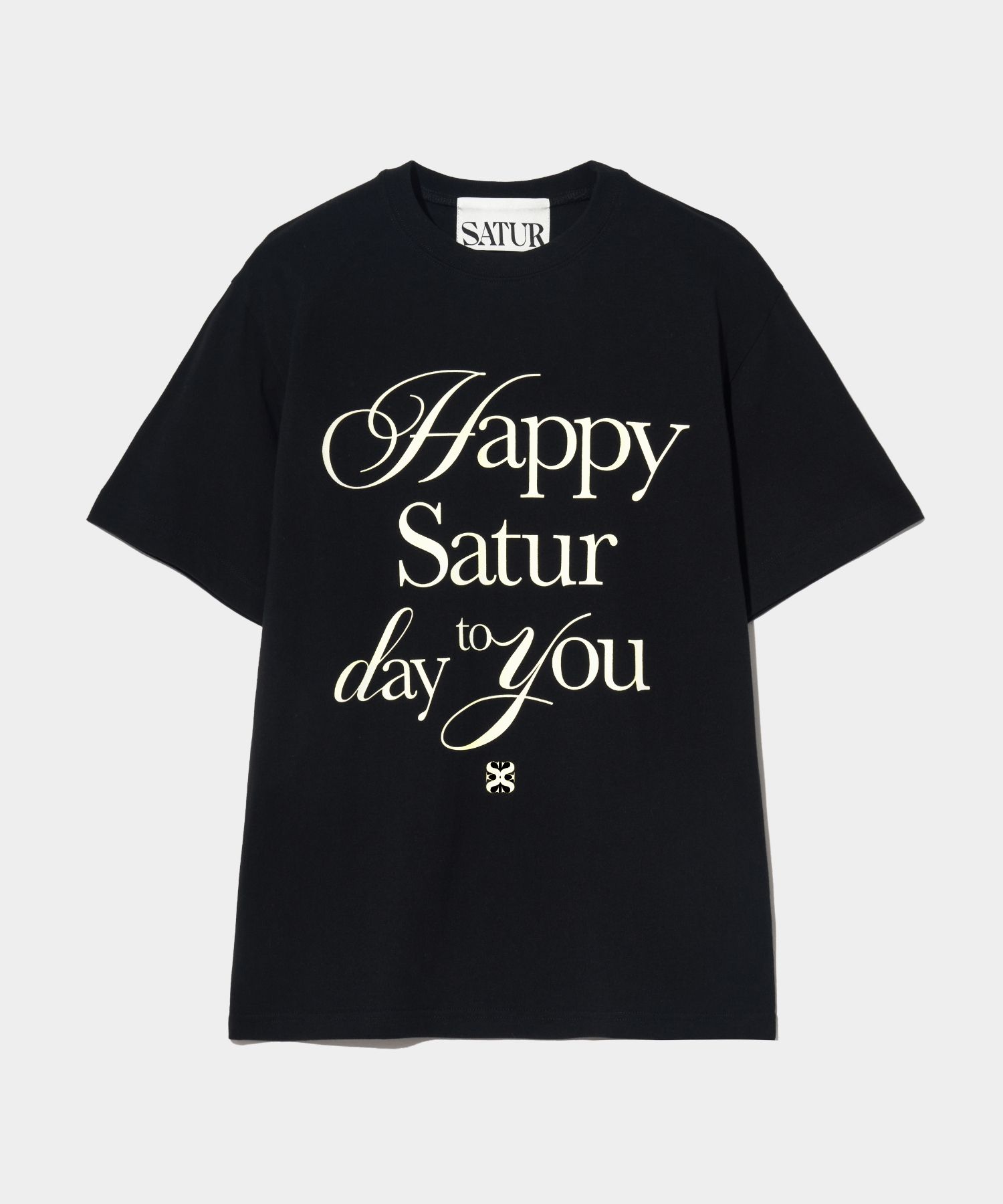 ★送料・関税込★SATUR★Happy Saturday Typo Graphic T-Shirt★ MUSINSA公式 | SATUR Happy Saturday typo graphic short