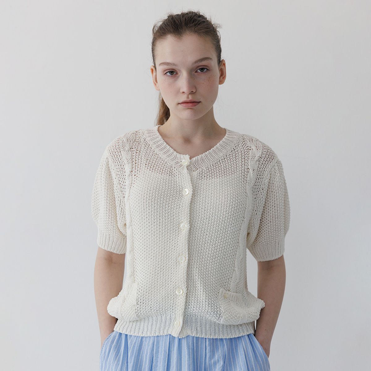 튜드먼트(TTUDEMENT) HALF SLEEVE CABLE CARDIGAN IVORY
