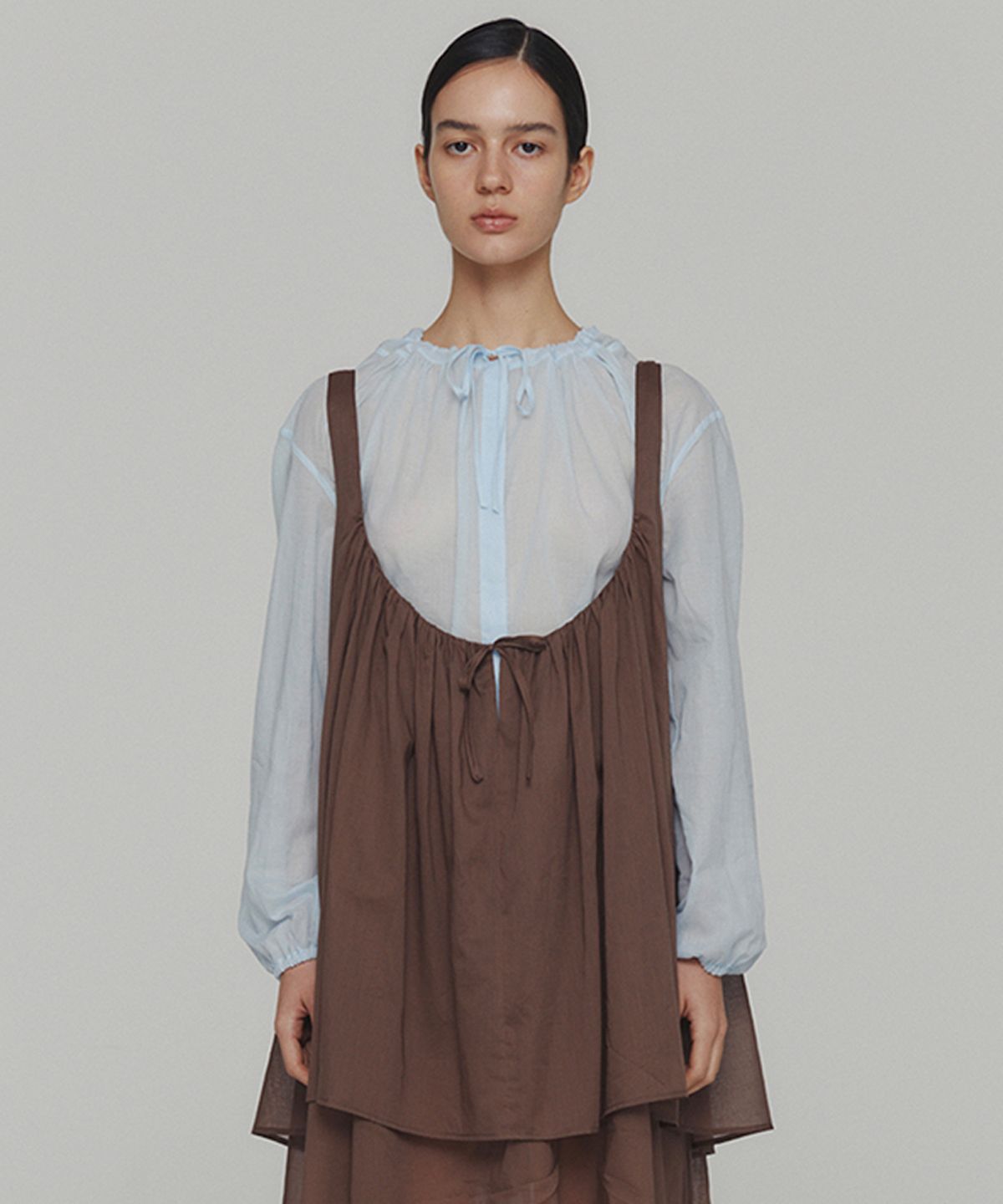 아모멘토(AMOMENTO) SHEER SHIRRING HOODED BLOUSE_SKY BLUE