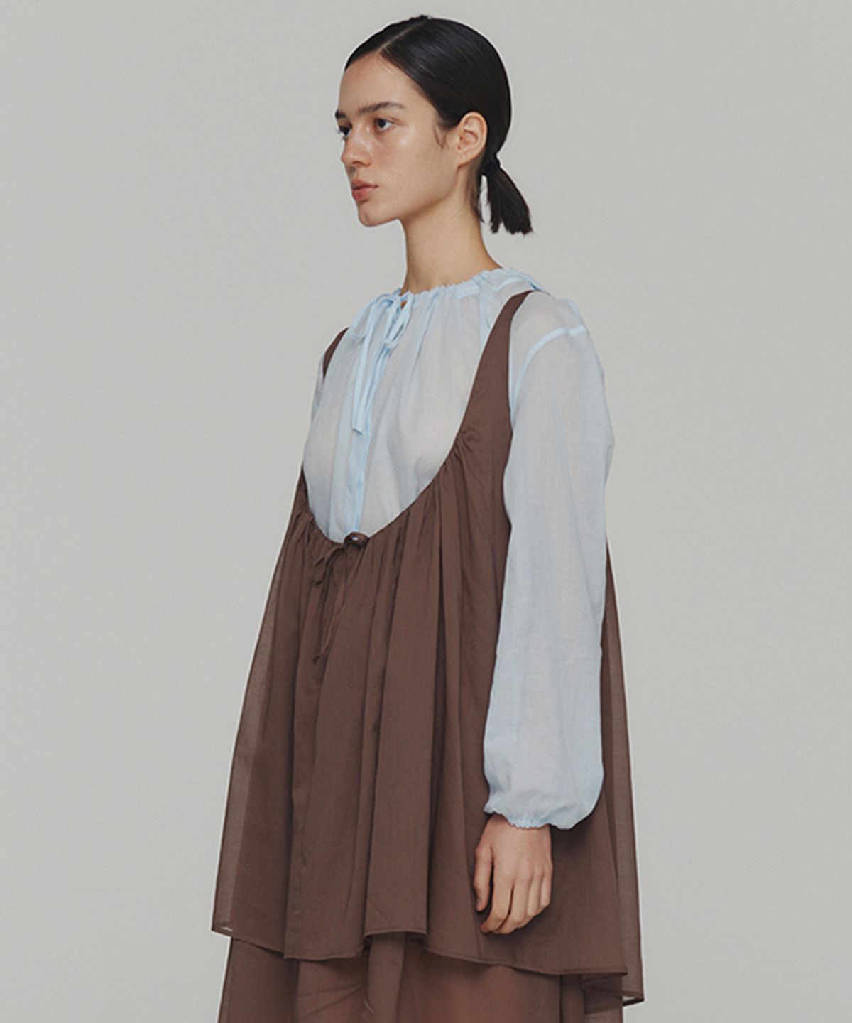 아모멘토(AMOMENTO) SHEER SHIRRING HOODED BLOUSE_SKY BLUE