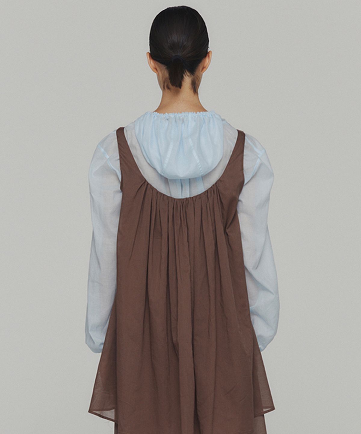 아모멘토(AMOMENTO) SHEER SHIRRING HOODED BLOUSE_SKY BLUE