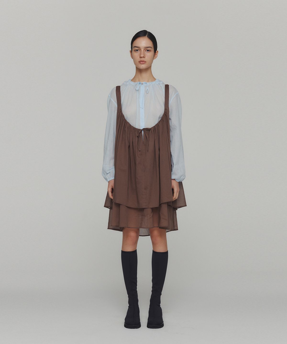 아모멘토(AMOMENTO) SHEER SHIRRING HOODED BLOUSE_SKY BLUE