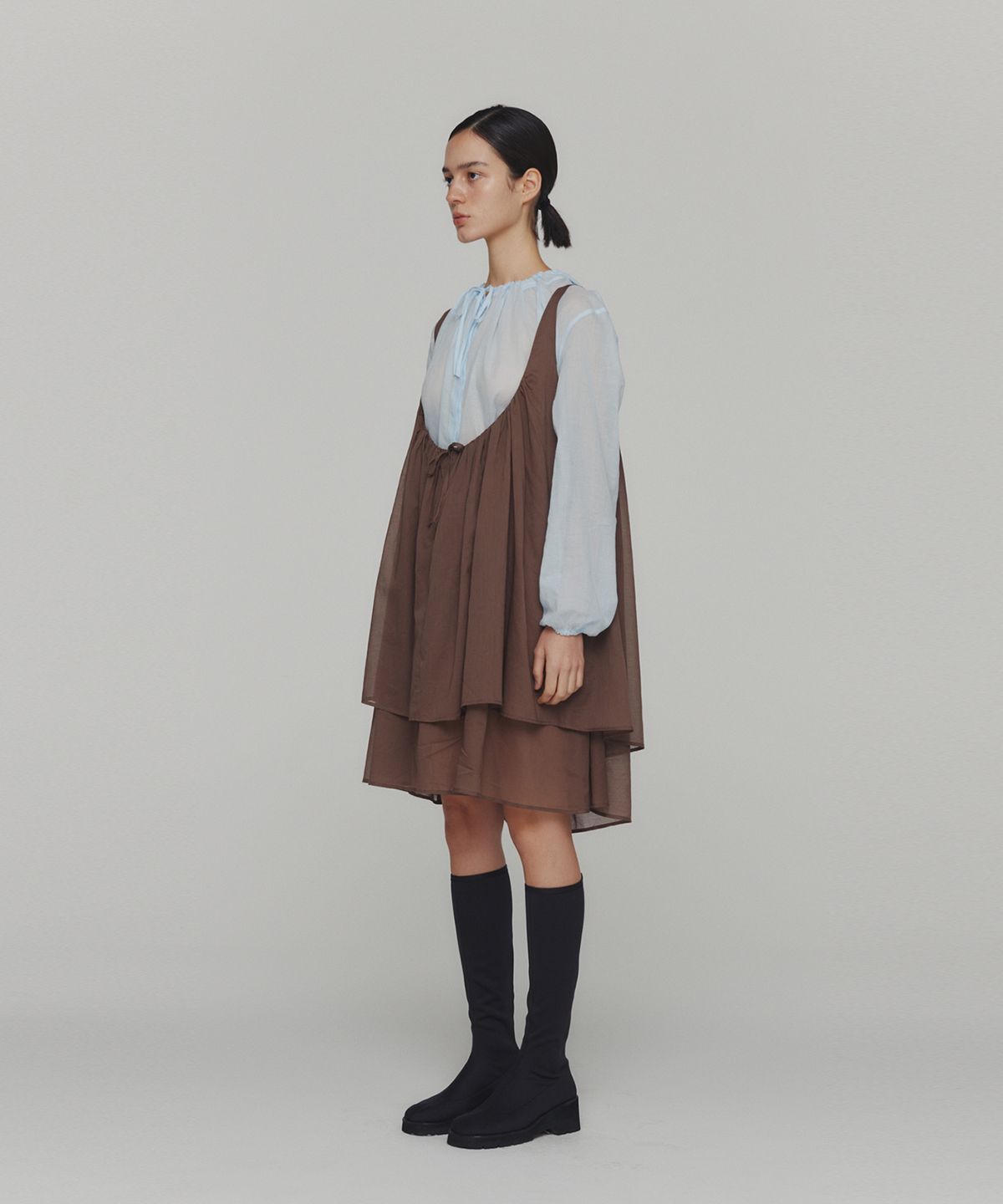 아모멘토(AMOMENTO) SHEER SHIRRING HOODED BLOUSE_SKY BLUE