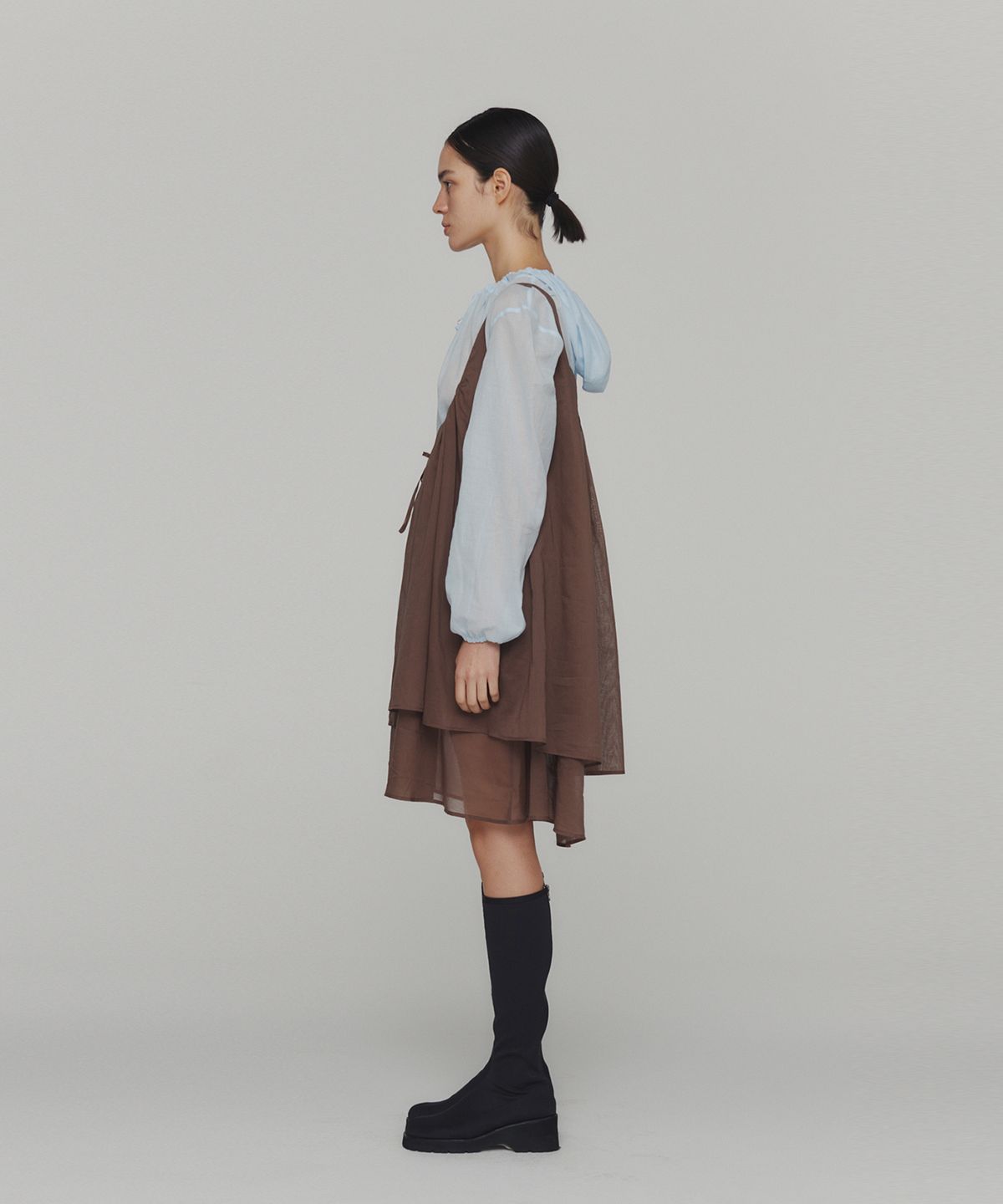 아모멘토(AMOMENTO) SHEER SHIRRING HOODED BLOUSE_SKY BLUE