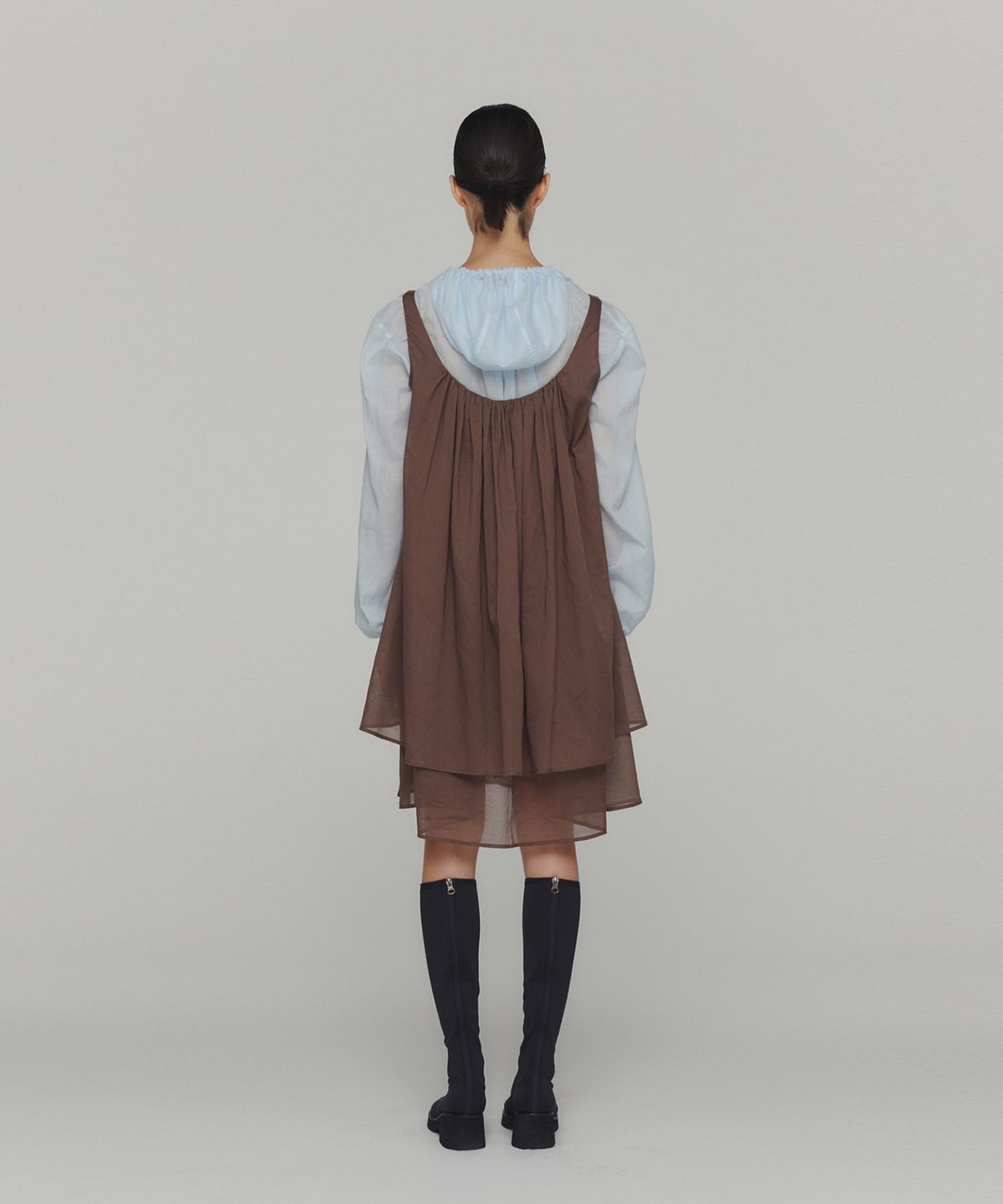 아모멘토(AMOMENTO) SHEER SHIRRING HOODED BLOUSE_SKY BLUE