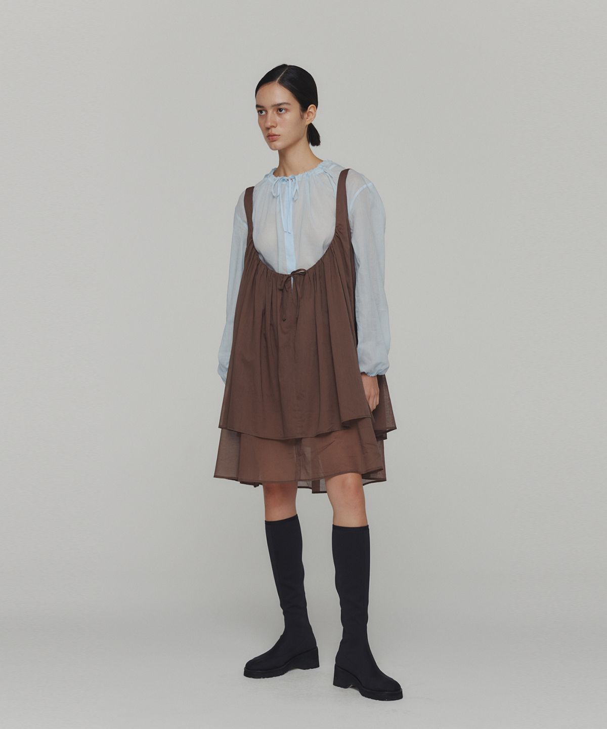 아모멘토(AMOMENTO) SHEER SHIRRING HOODED BLOUSE_SKY BLUE
