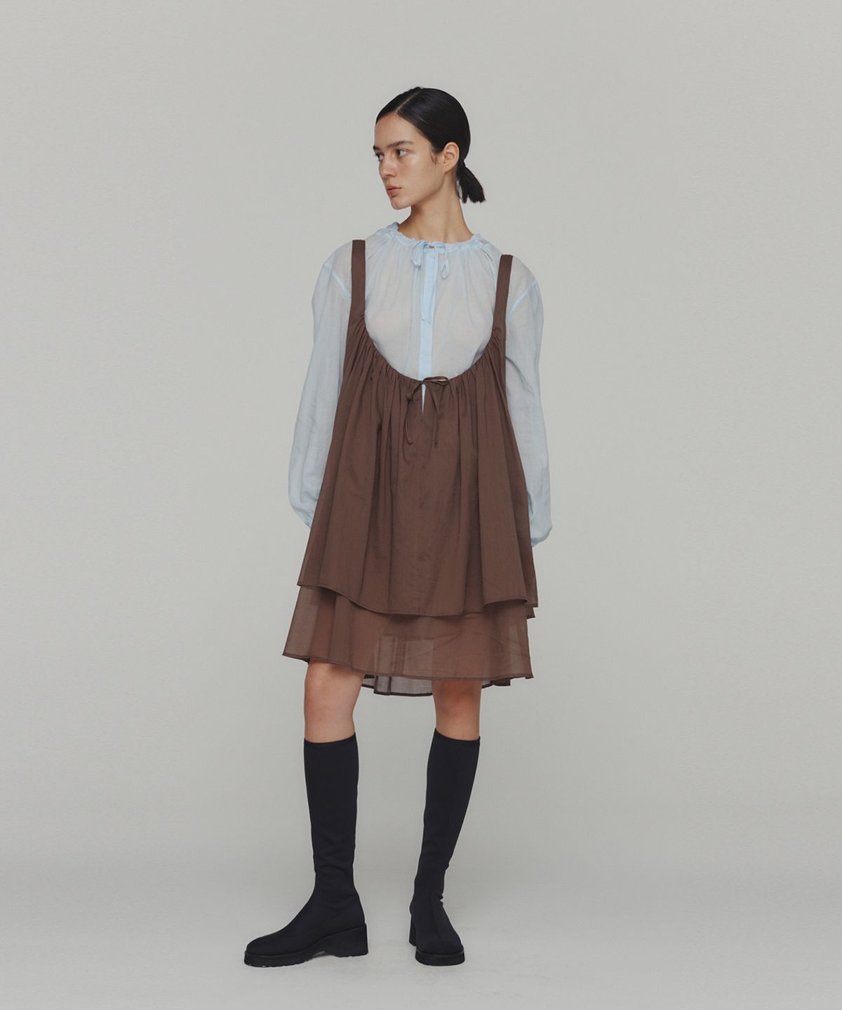 아모멘토(AMOMENTO) SHEER SHIRRING HOODED BLOUSE_SKY BLUE
