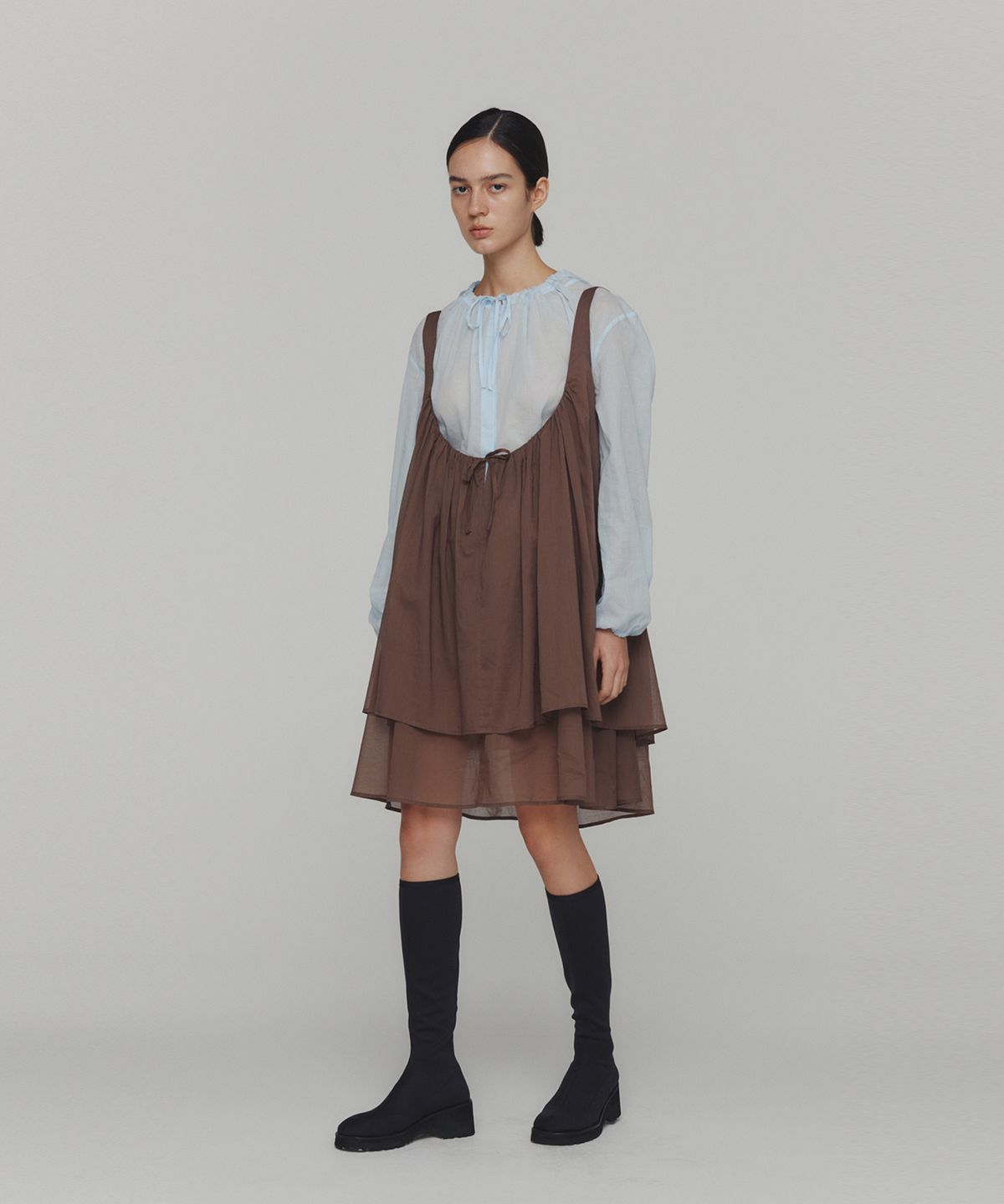 아모멘토(AMOMENTO) SHEER SHIRRING HOODED BLOUSE_SKY BLUE
