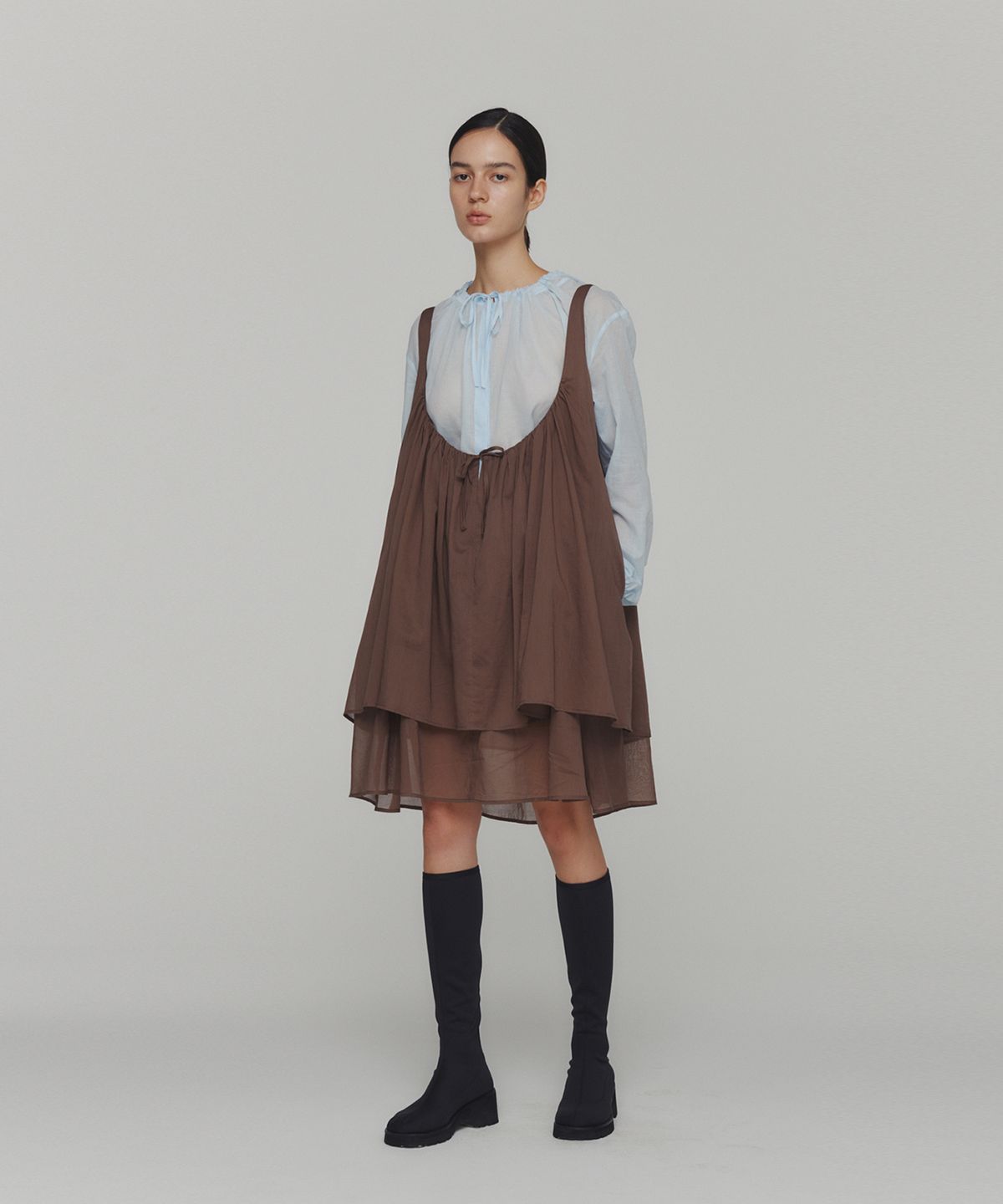 아모멘토(AMOMENTO) SHEER SHIRRING HOODED BLOUSE_SKY BLUE