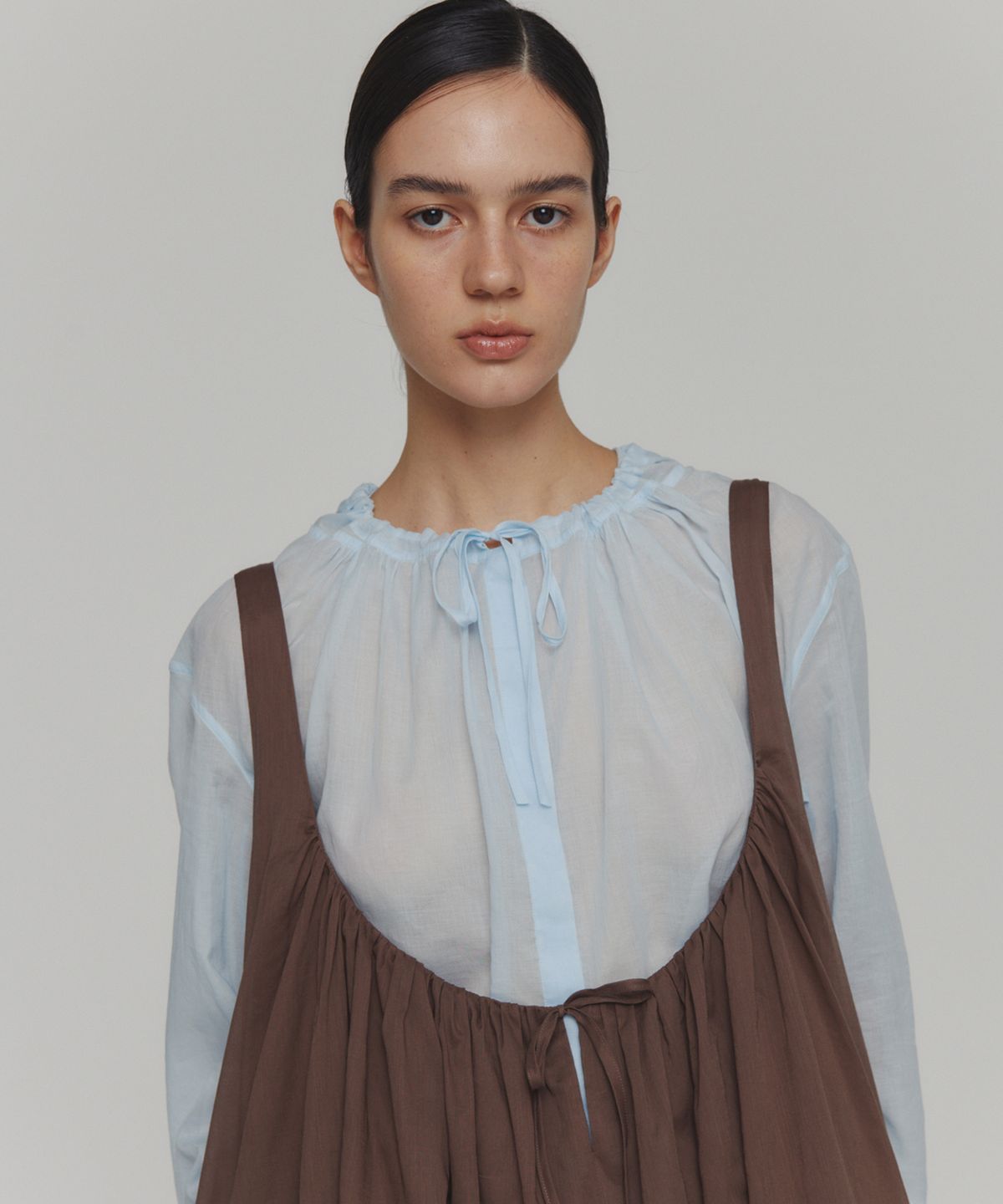 아모멘토(AMOMENTO) SHEER SHIRRING HOODED BLOUSE_SKY BLUE