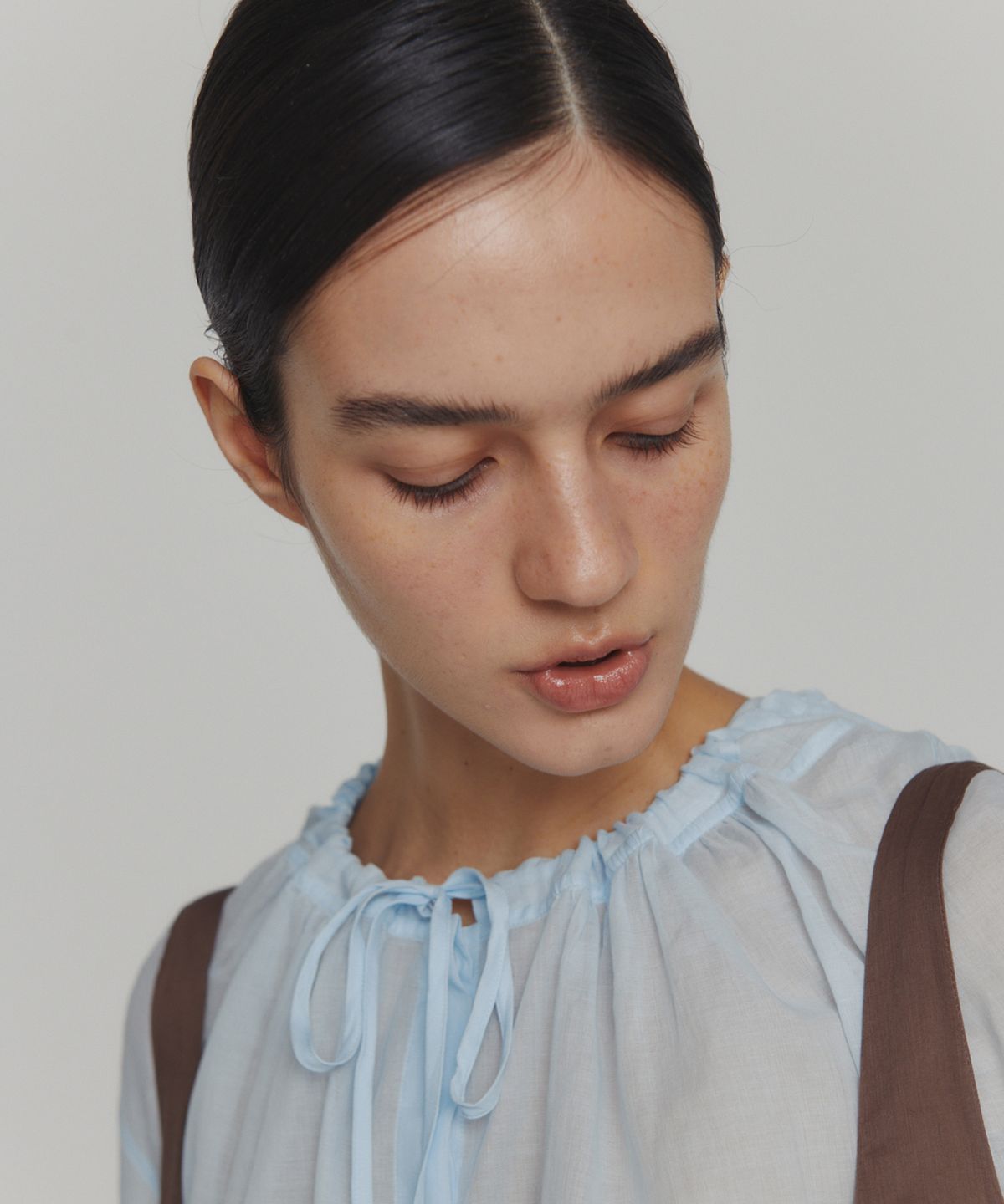 아모멘토(AMOMENTO) SHEER SHIRRING HOODED BLOUSE_SKY BLUE