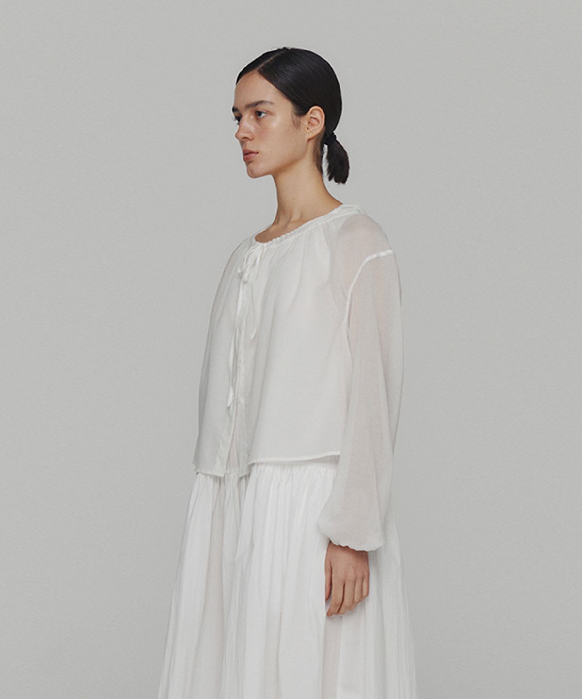 아모멘토(AMOMENTO) SHEER SHIRRING HOODED BLOUSE_WHITE