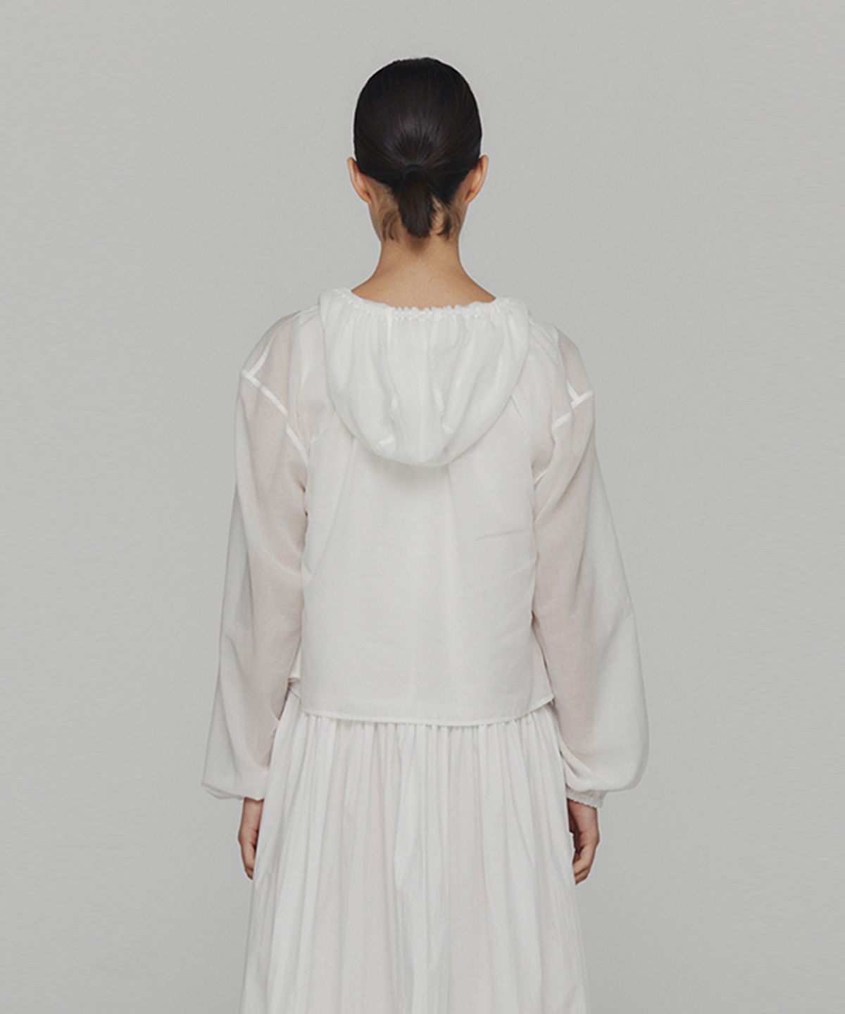 아모멘토(AMOMENTO) SHEER SHIRRING HOODED BLOUSE_WHITE