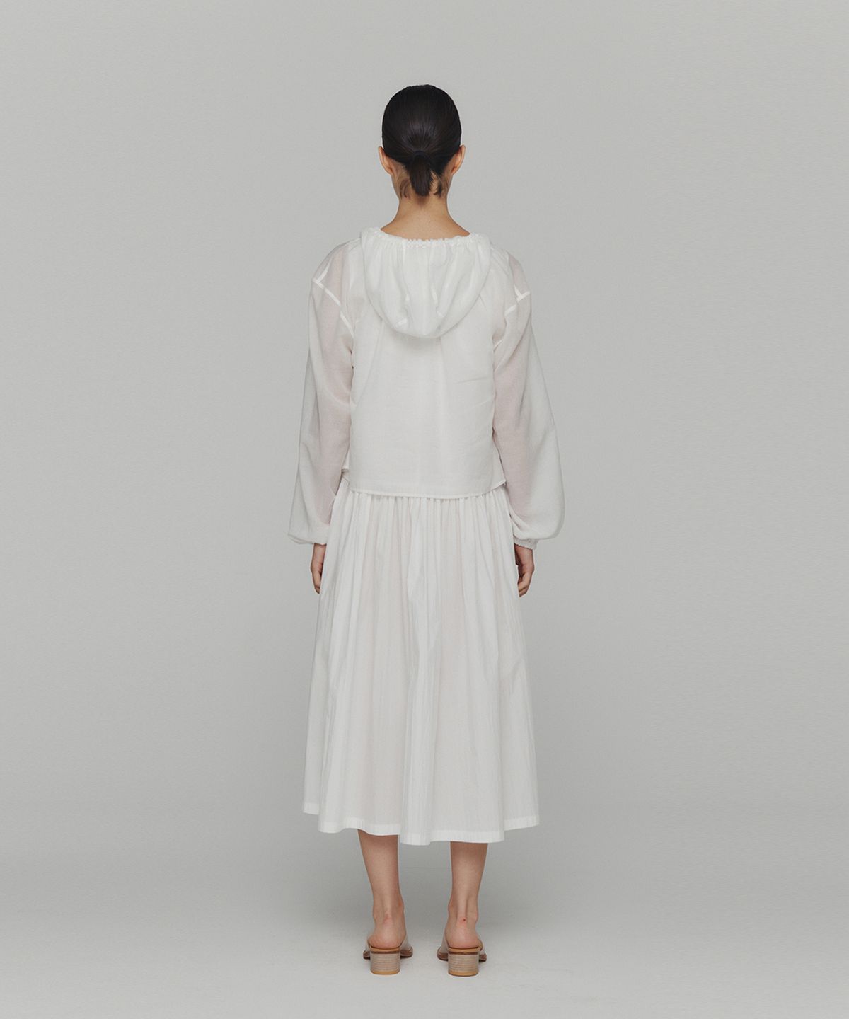 아모멘토(AMOMENTO) SHEER SHIRRING HOODED BLOUSE_WHITE