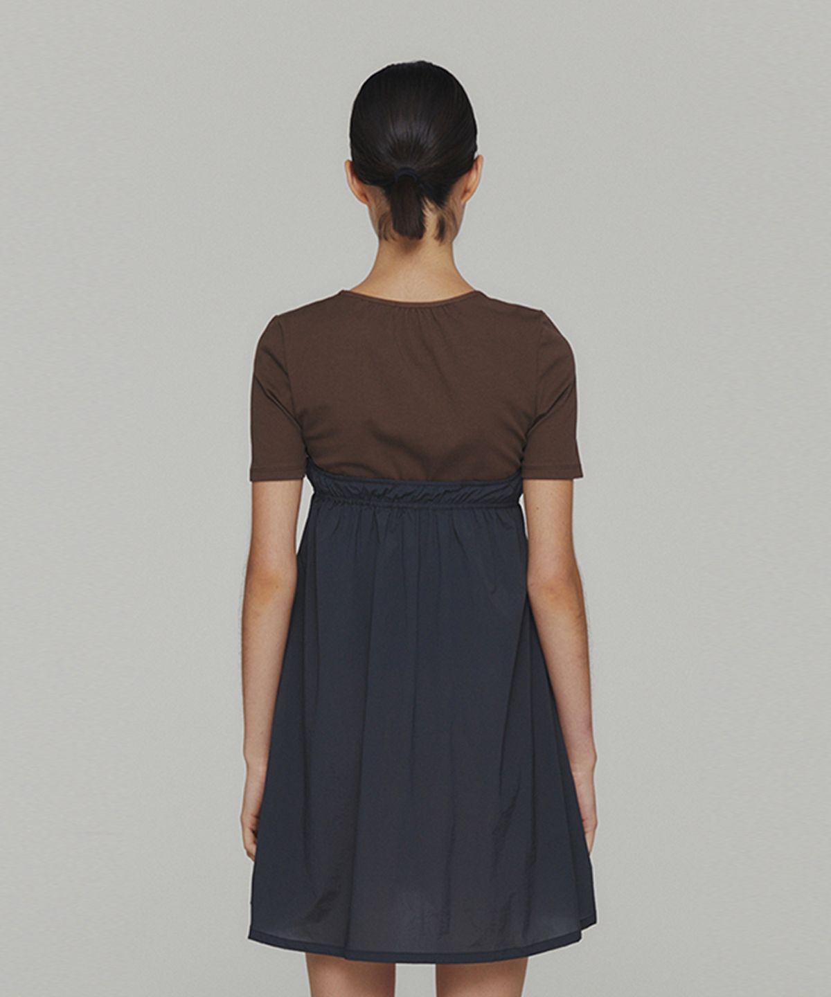 아모멘토(AMOMENTO) NECK SHIRRING SHORT SLEEVE TOP_BROWN